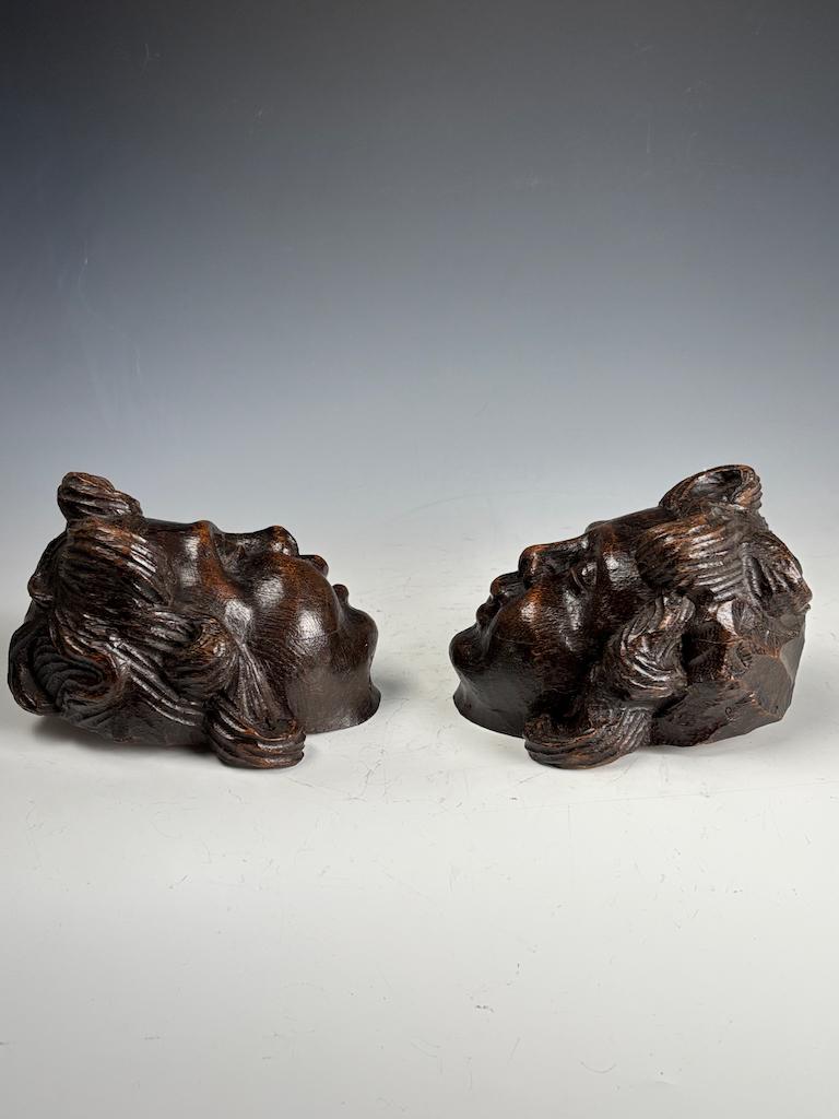 Pair of 18th Century Flemish Carved Wooden Cherub (Putto) Heads For Sale 8