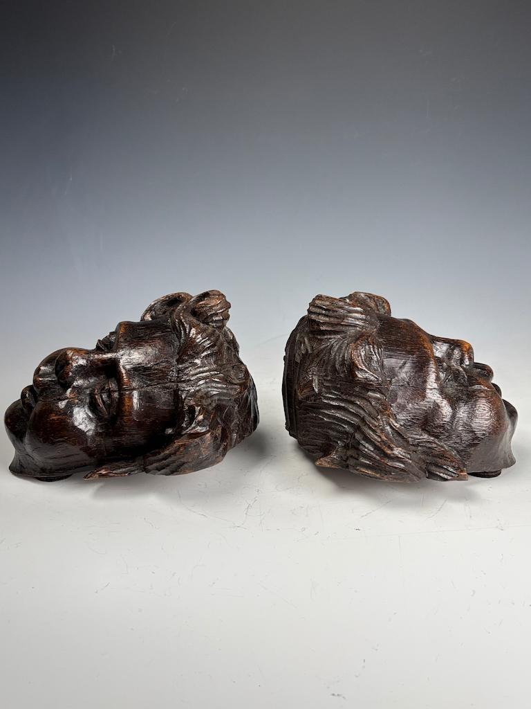 Pair of 18th Century Flemish Carved Wooden Cherub (Putto) Heads For Sale 9