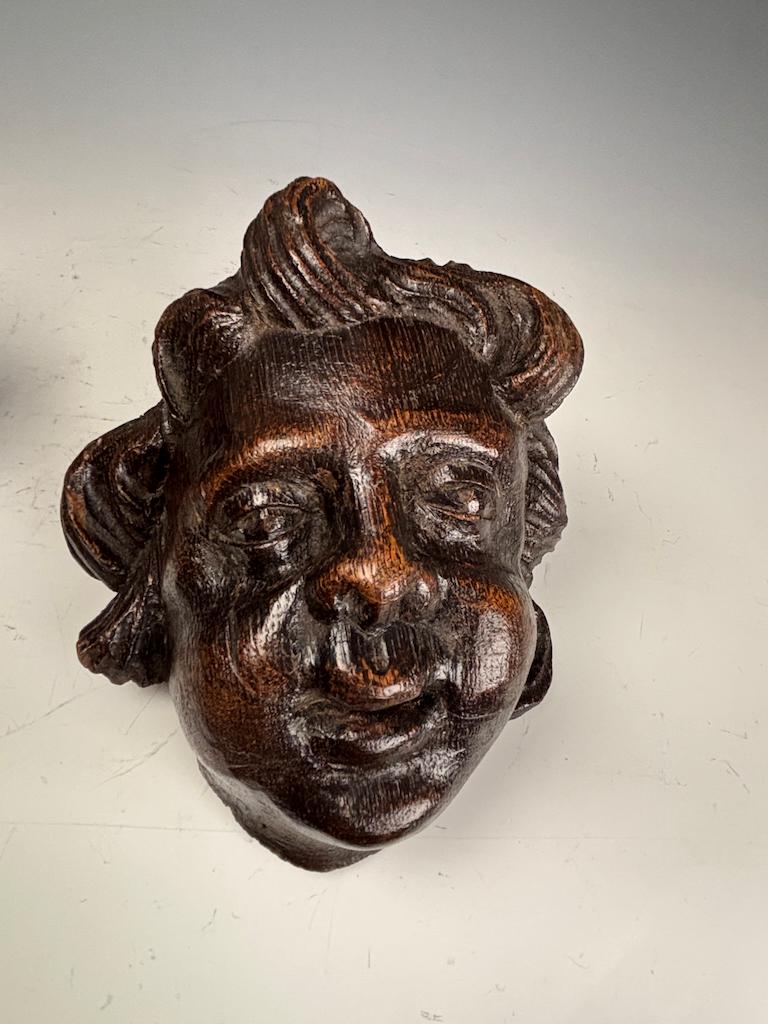 Pair of 18th Century Flemish Carved Wooden Cherub (Putto) Heads For Sale 10