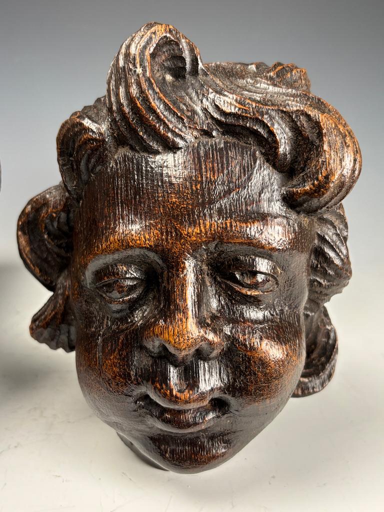 Pair of 18th Century Flemish Carved Wooden Cherub (Putto) Heads For Sale 1