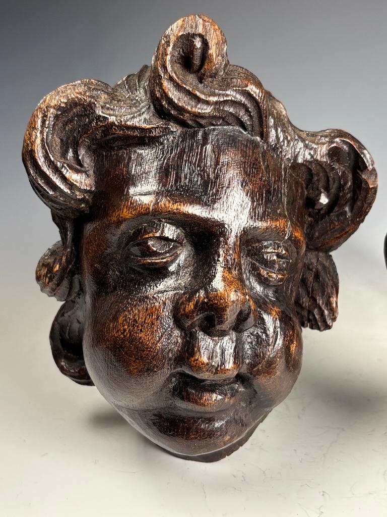 Pair of 18th Century Flemish Carved Wooden Cherub (Putto) Heads For Sale 2