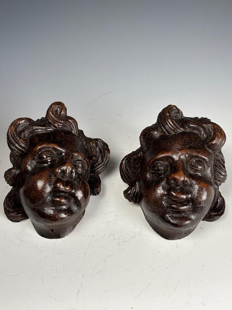 Pair of 18th Century Flemish Carved Wooden Cherub (Putto) Heads For Sale 3