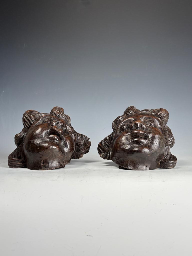 Pair of 18th Century Flemish Carved Wooden Cherub (Putto) Heads For Sale 4