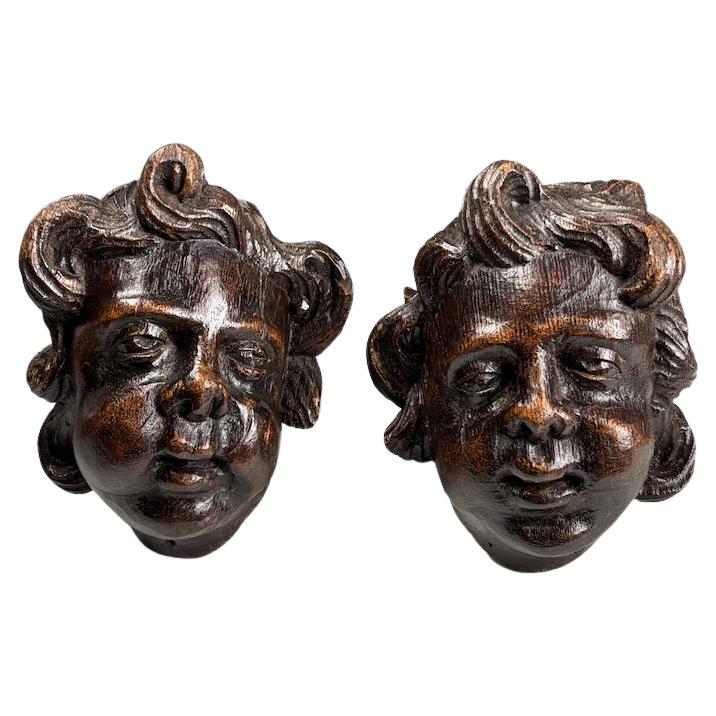 Paire de têtes de chérubin (Putto) en bois sculpté flamand du XVIIIe siècle