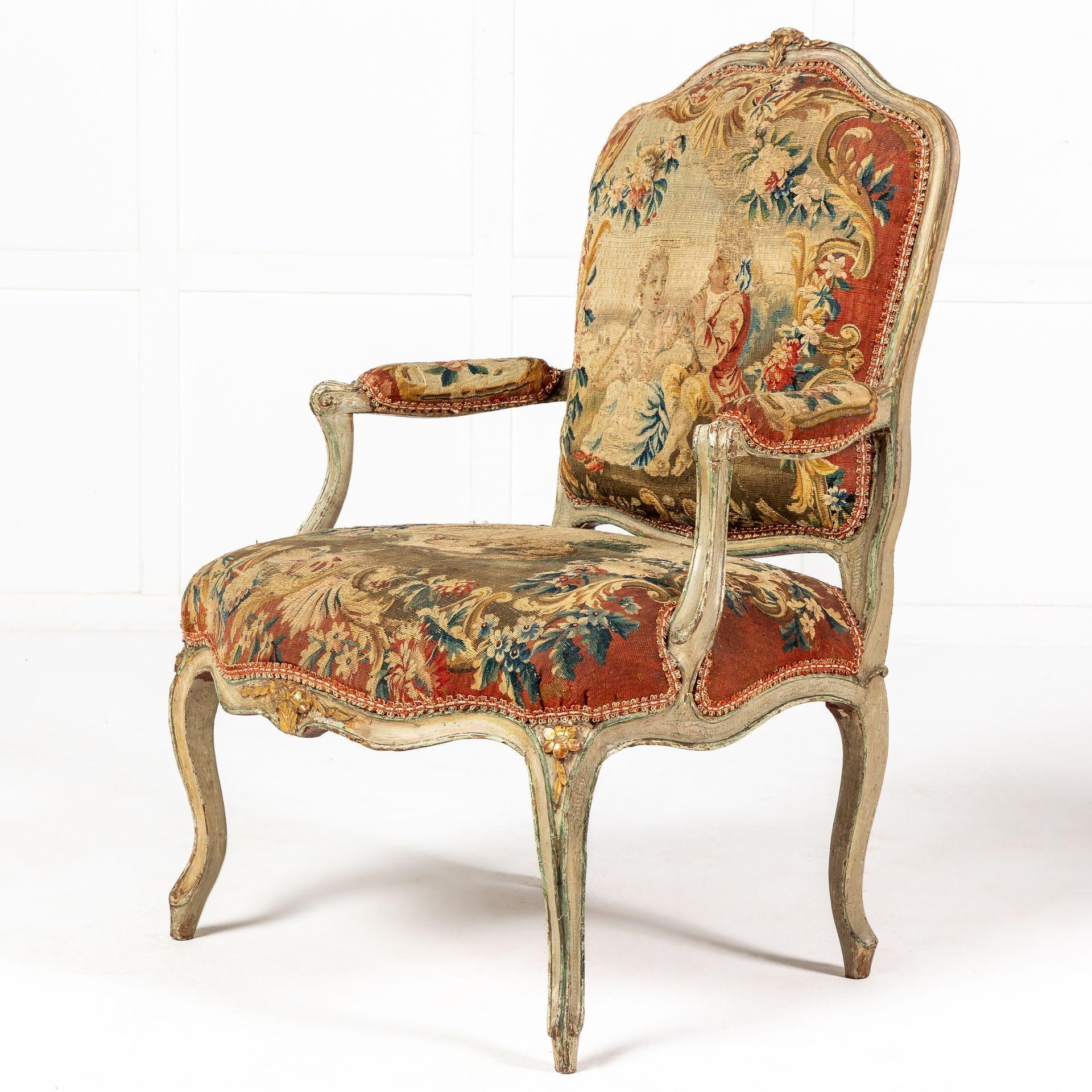 Coppia di sinuose sedie francesi del XVIII secolo con tappezzeria Aubusson originale, vernice e doratura originali. 
Hanno schienali leggermente inclinati e piani curvi con graziosi dettagli decorativi intagliati sulla cresta superiore, sul