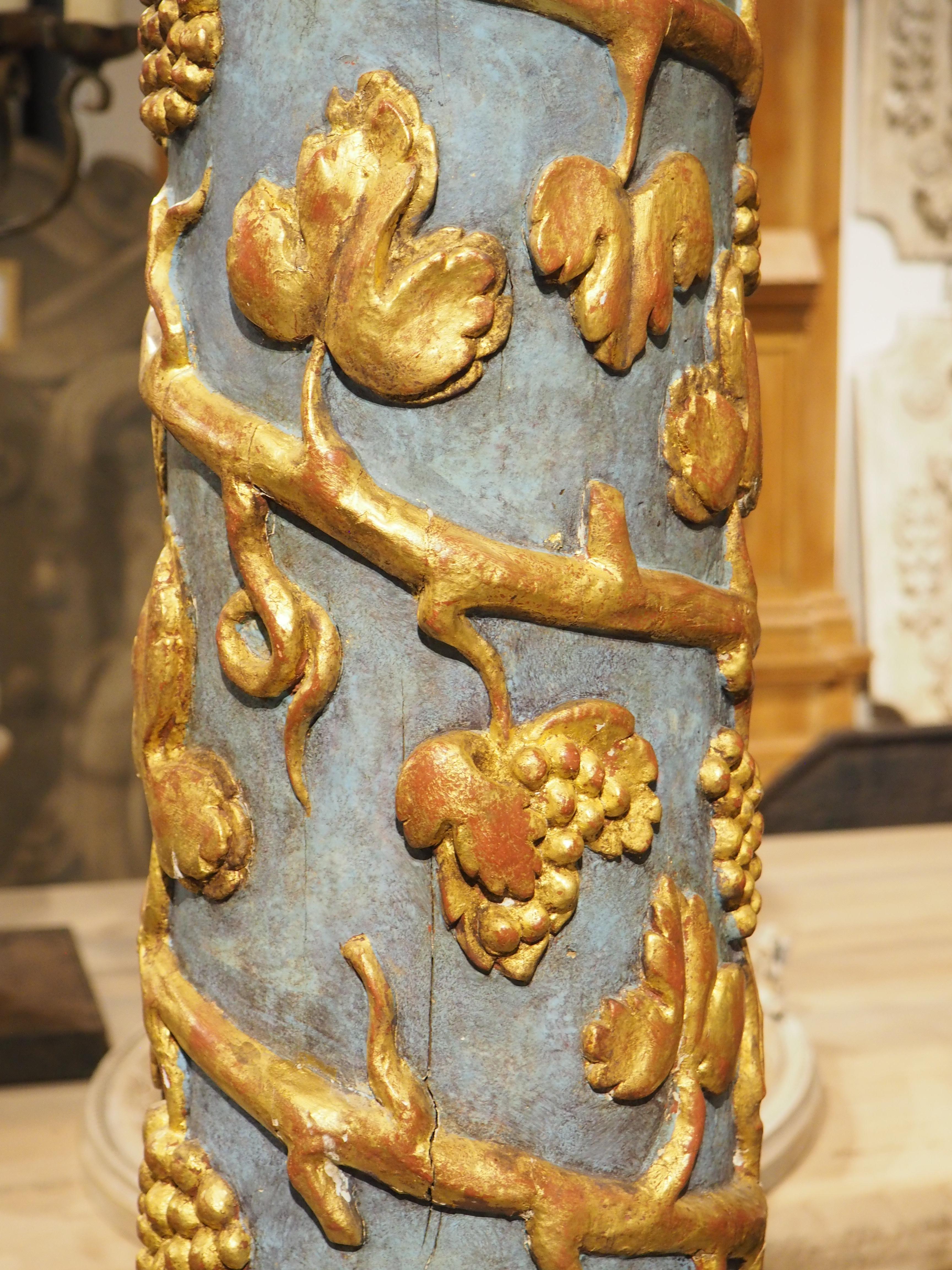 Dieses schöne französische Säulenpaar aus der Zeit um 1700 hat vergoldete Weinrebenmotive auf hellblau bemalten Ständern. Die Säulen sind dreiviertelrund, das heißt, sie sind nicht ganz rund und haben eine flache Rückseite. Es ist durchaus möglich,