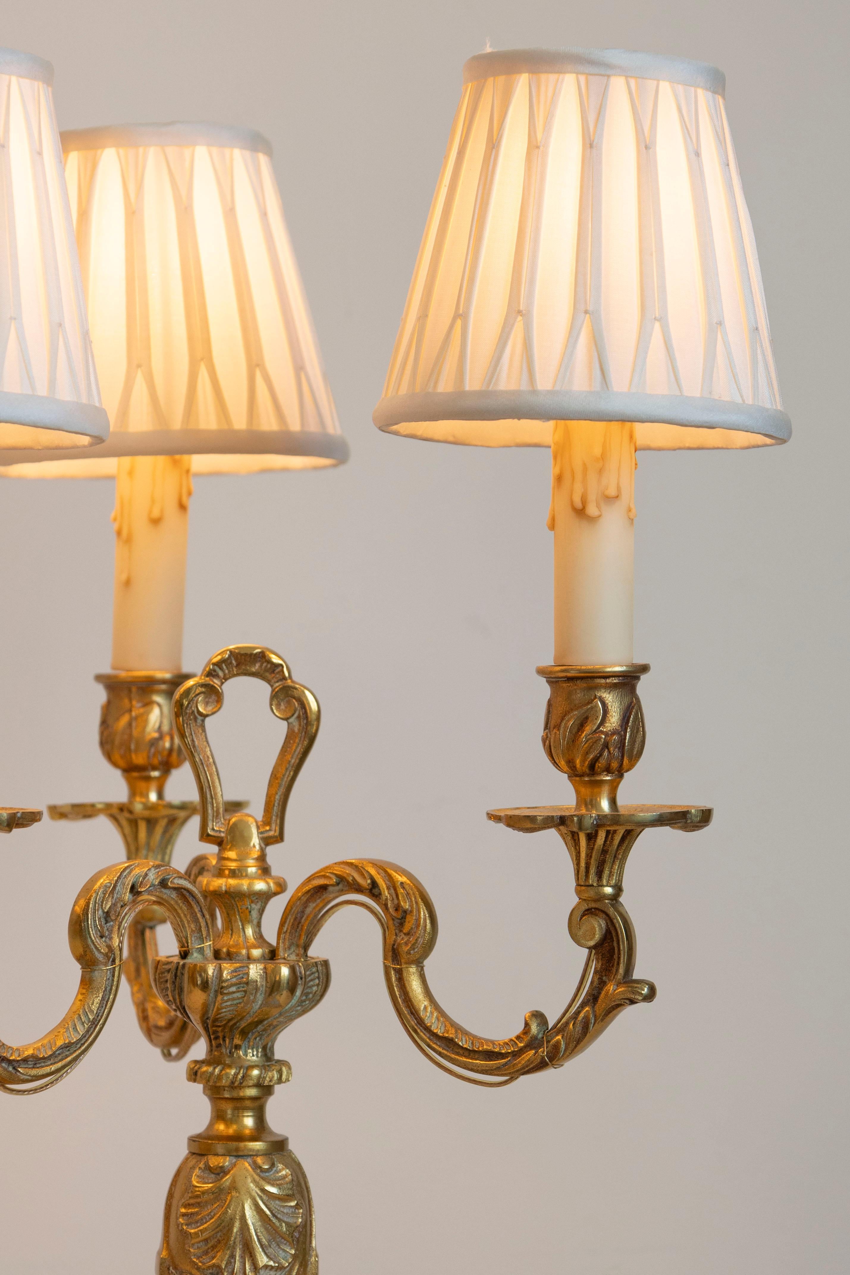 Pareja de candelabros franceses del siglo XVIII en venta 6