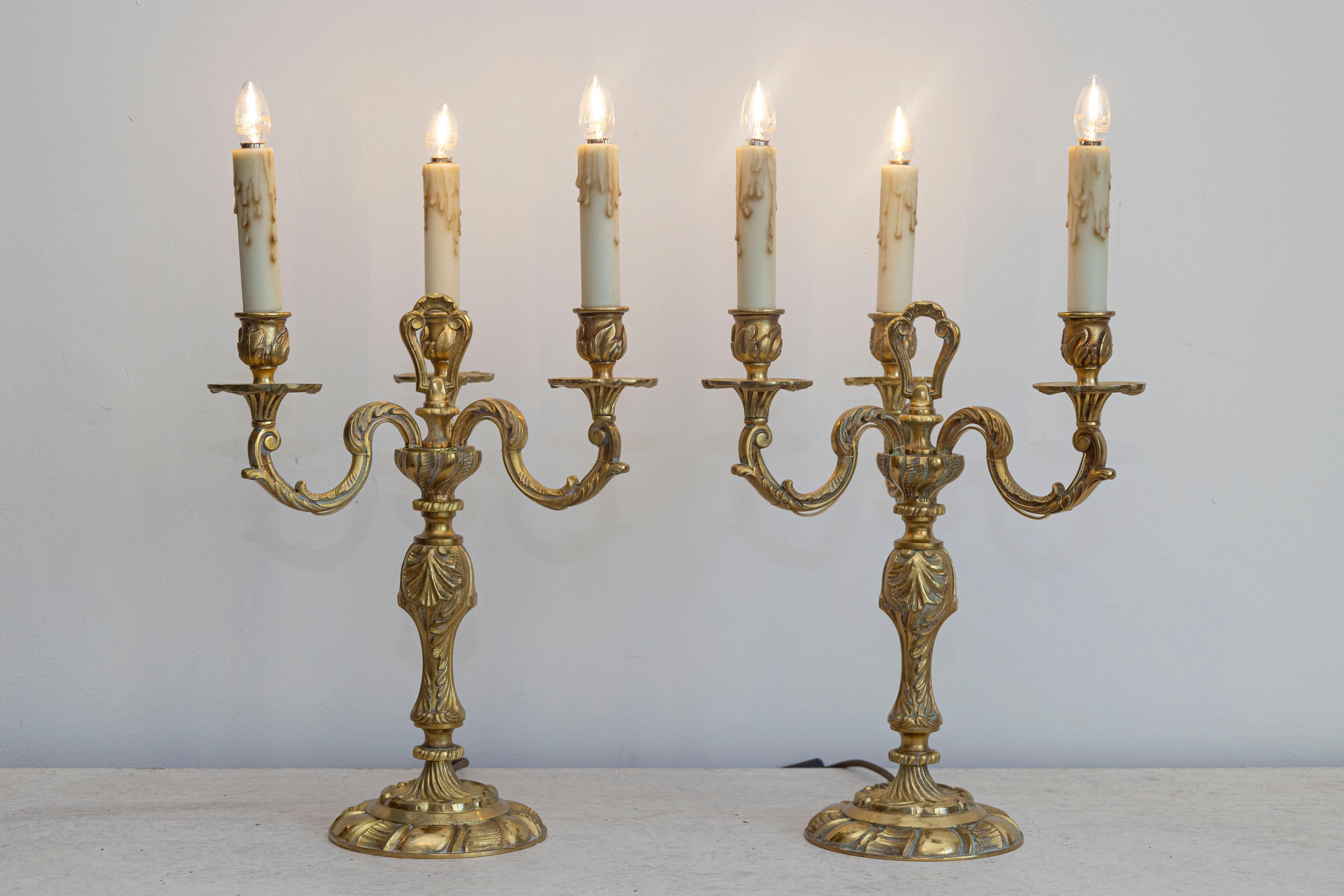 Pareja de candelabros franceses del siglo XVIII Dorado en venta