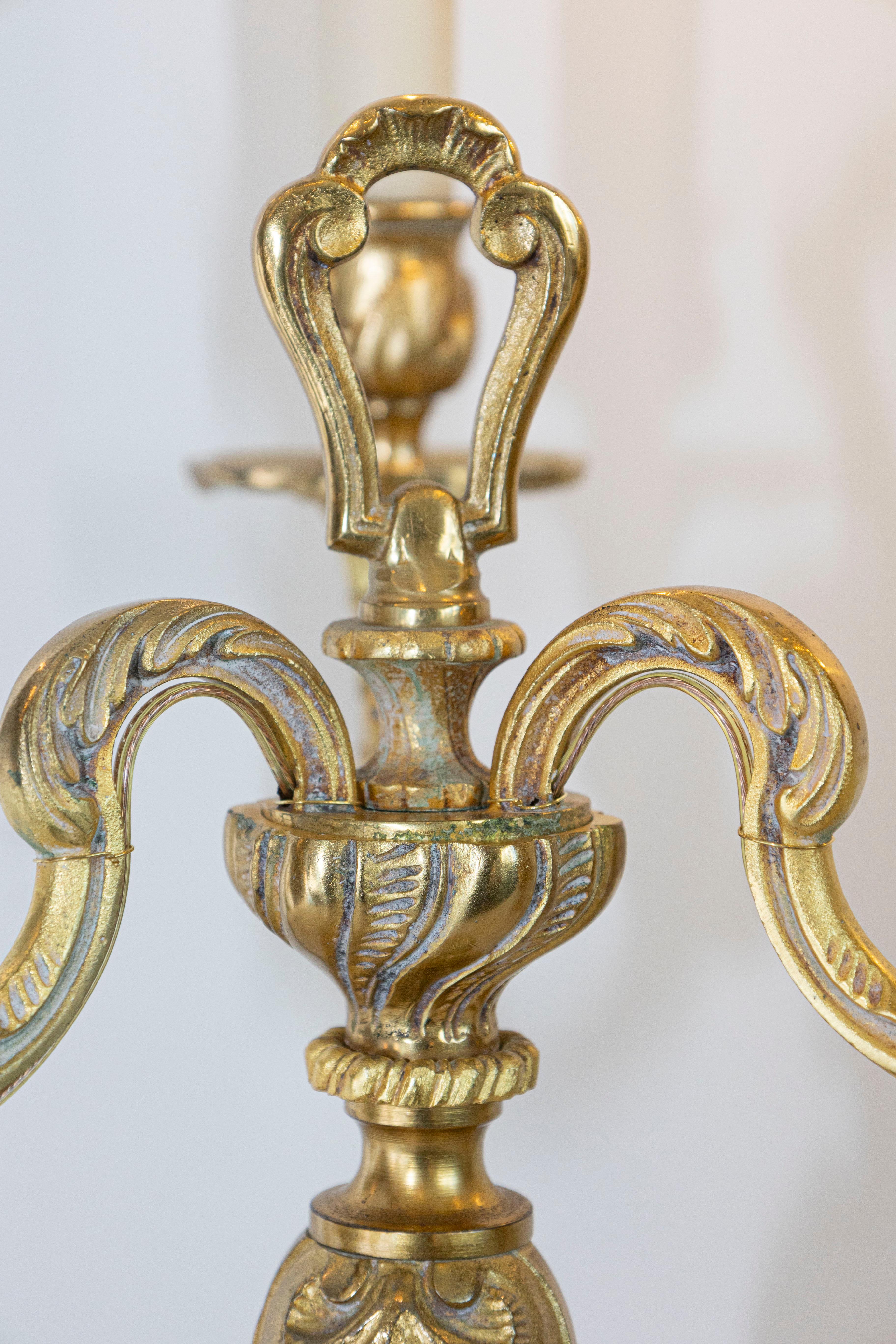 Pareja de candelabros franceses del siglo XVIII Bronce en venta