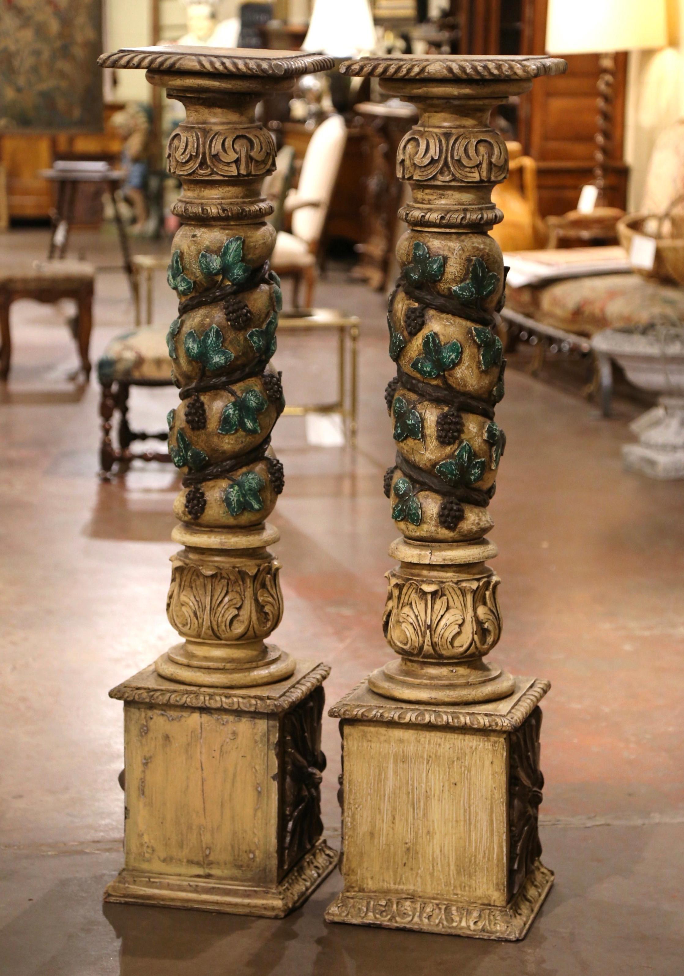 Paire de colonnes polychromes françaises du 18ème siècle sculptées avec vignes, raisins et feuilles en vente 2