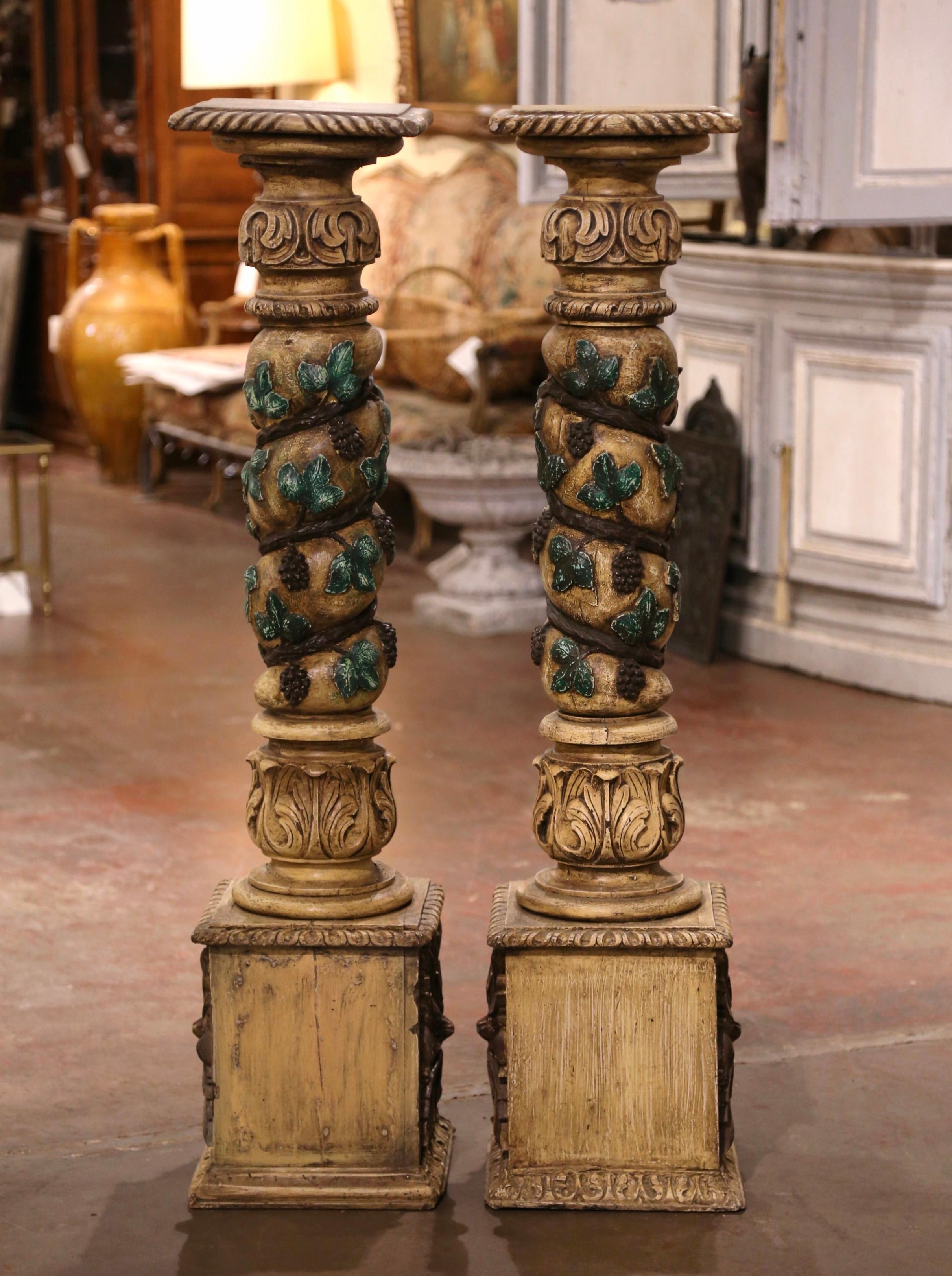 Paire de colonnes polychromes françaises du 18ème siècle sculptées avec vignes, raisins et feuilles en vente 3