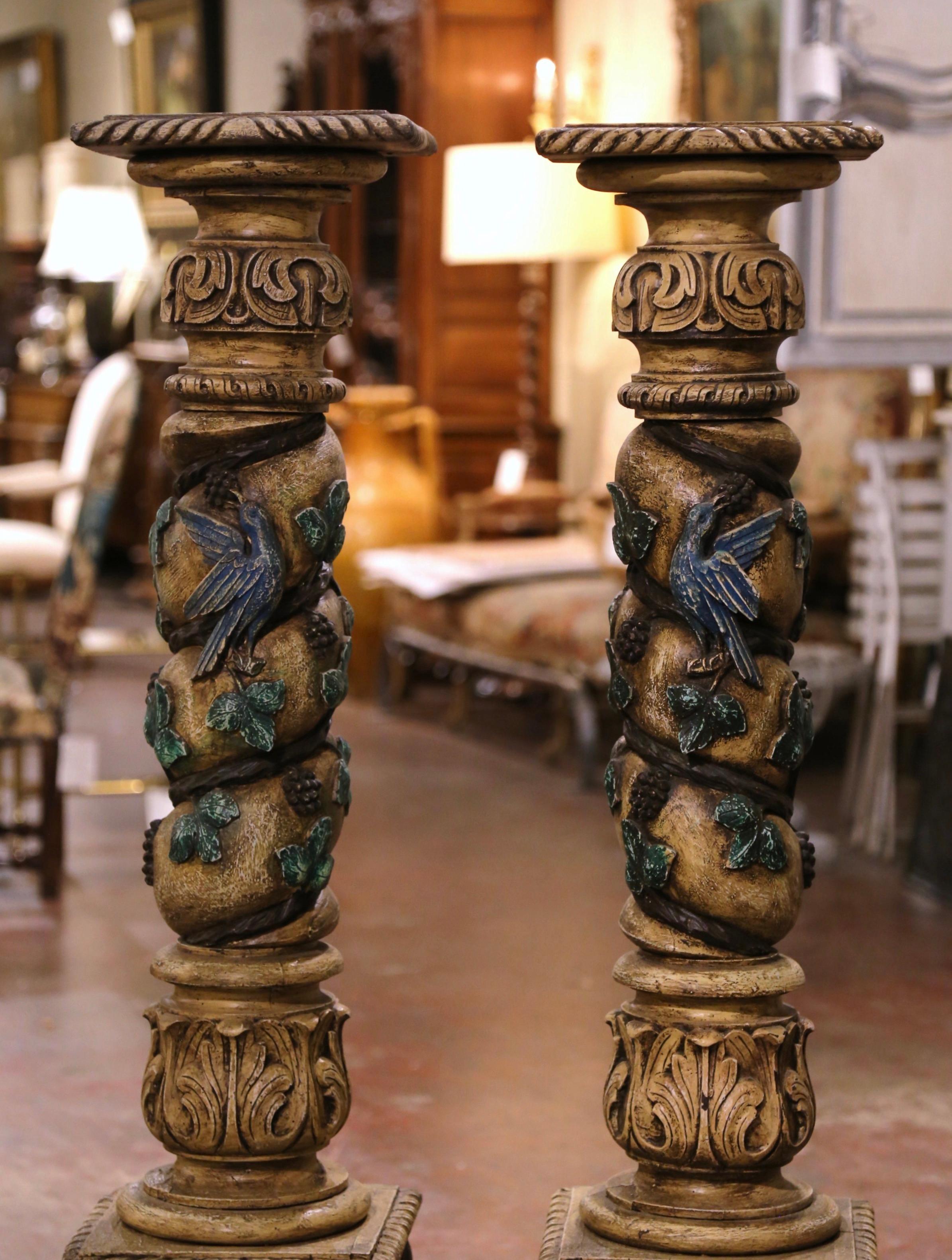 Rococo Paire de colonnes polychromes françaises du 18ème siècle sculptées avec vignes, raisins et feuilles en vente