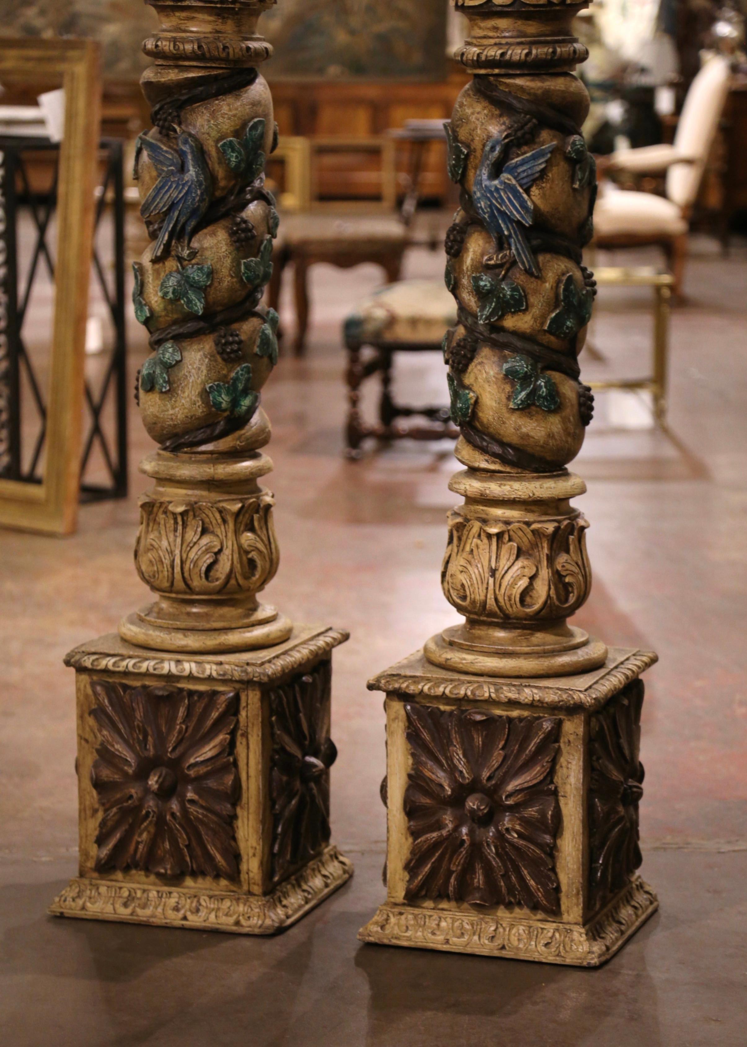 Français Paire de colonnes polychromes françaises du 18ème siècle sculptées avec vignes, raisins et feuilles en vente