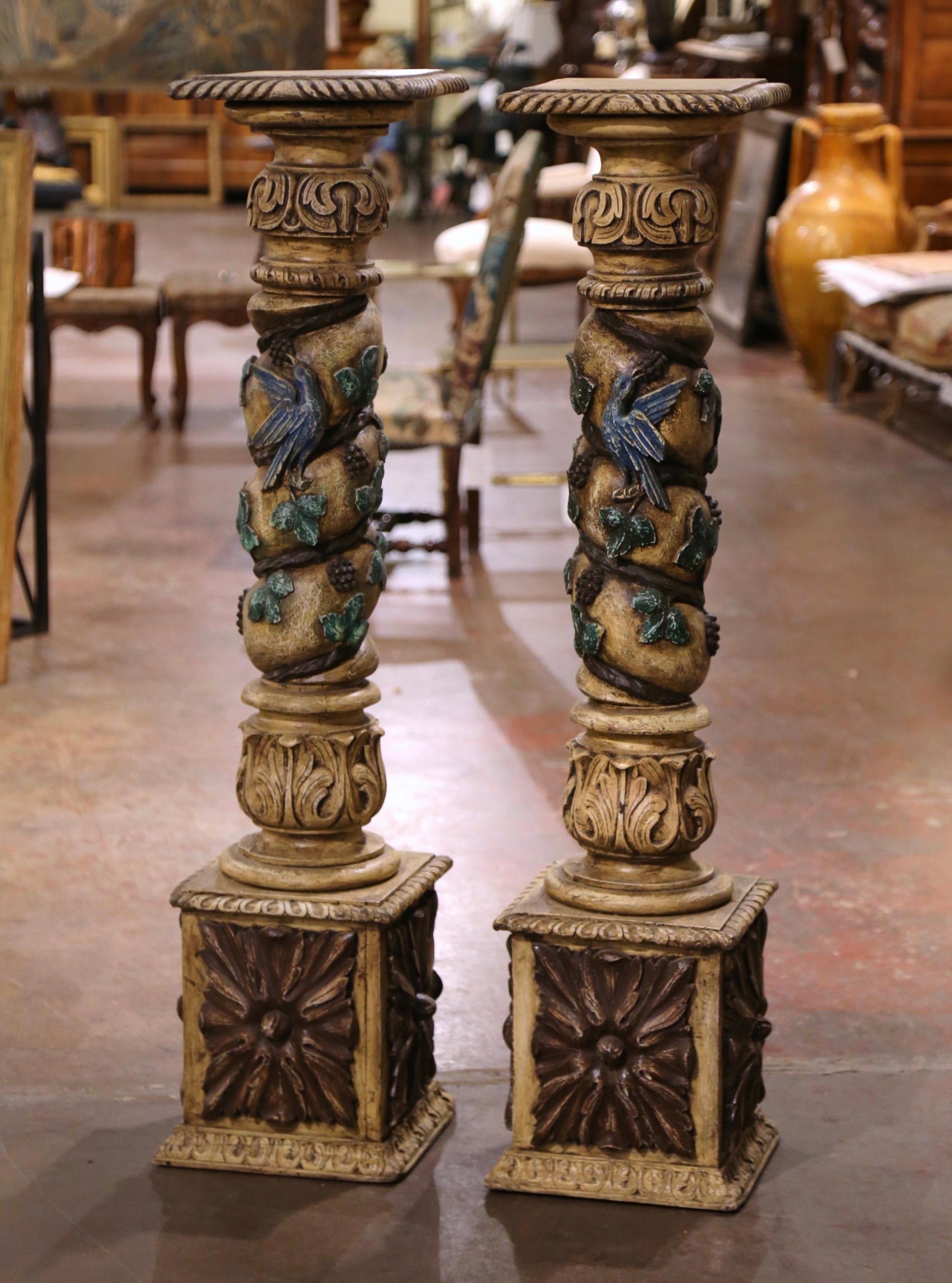Sculpté à la main Paire de colonnes polychromes françaises du 18ème siècle sculptées avec vignes, raisins et feuilles en vente