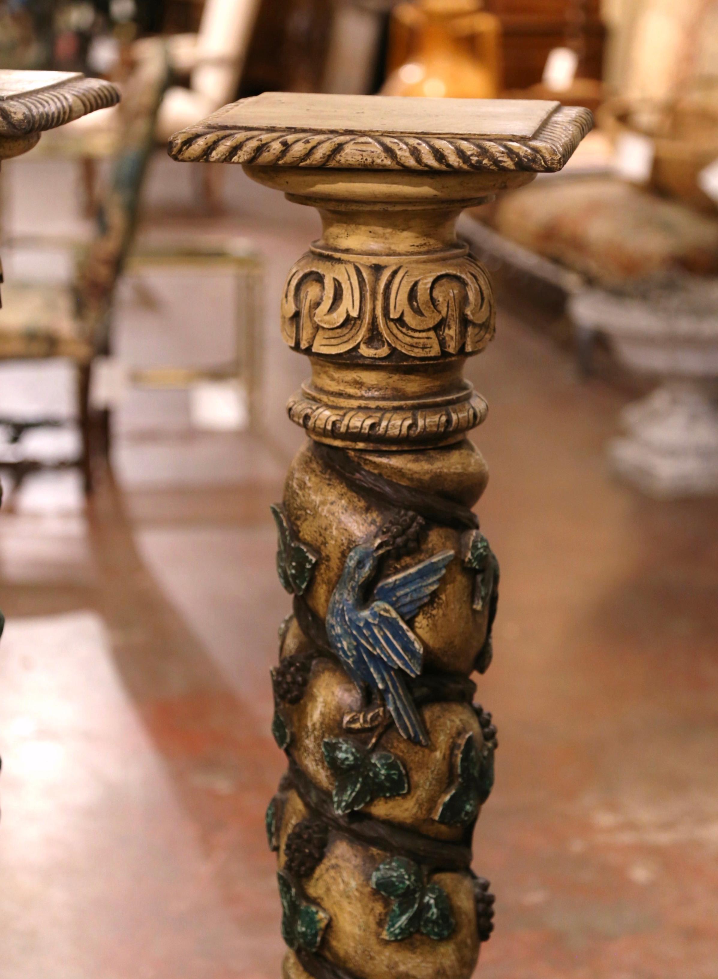 Paire de colonnes polychromes françaises du 18ème siècle sculptées avec vignes, raisins et feuilles Bon état - En vente à Dallas, TX