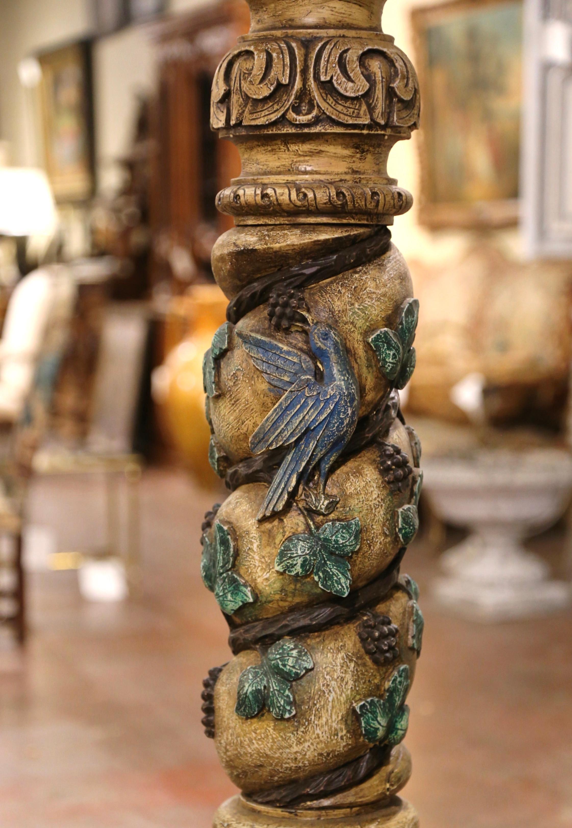 Chêne Paire de colonnes polychromes françaises du 18ème siècle sculptées avec vignes, raisins et feuilles en vente