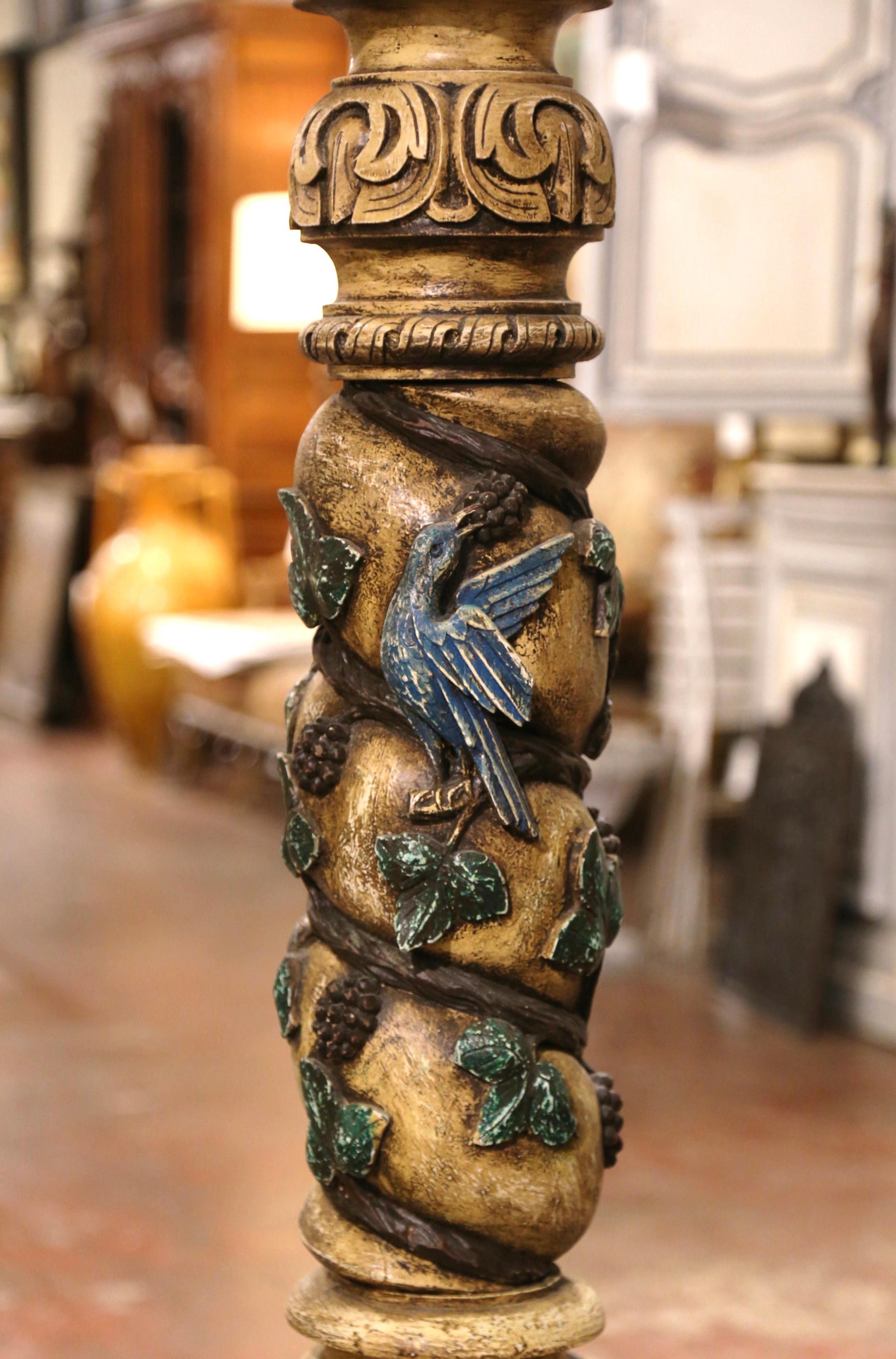 Paire de colonnes polychromes françaises du 18ème siècle sculptées avec vignes, raisins et feuilles en vente 1