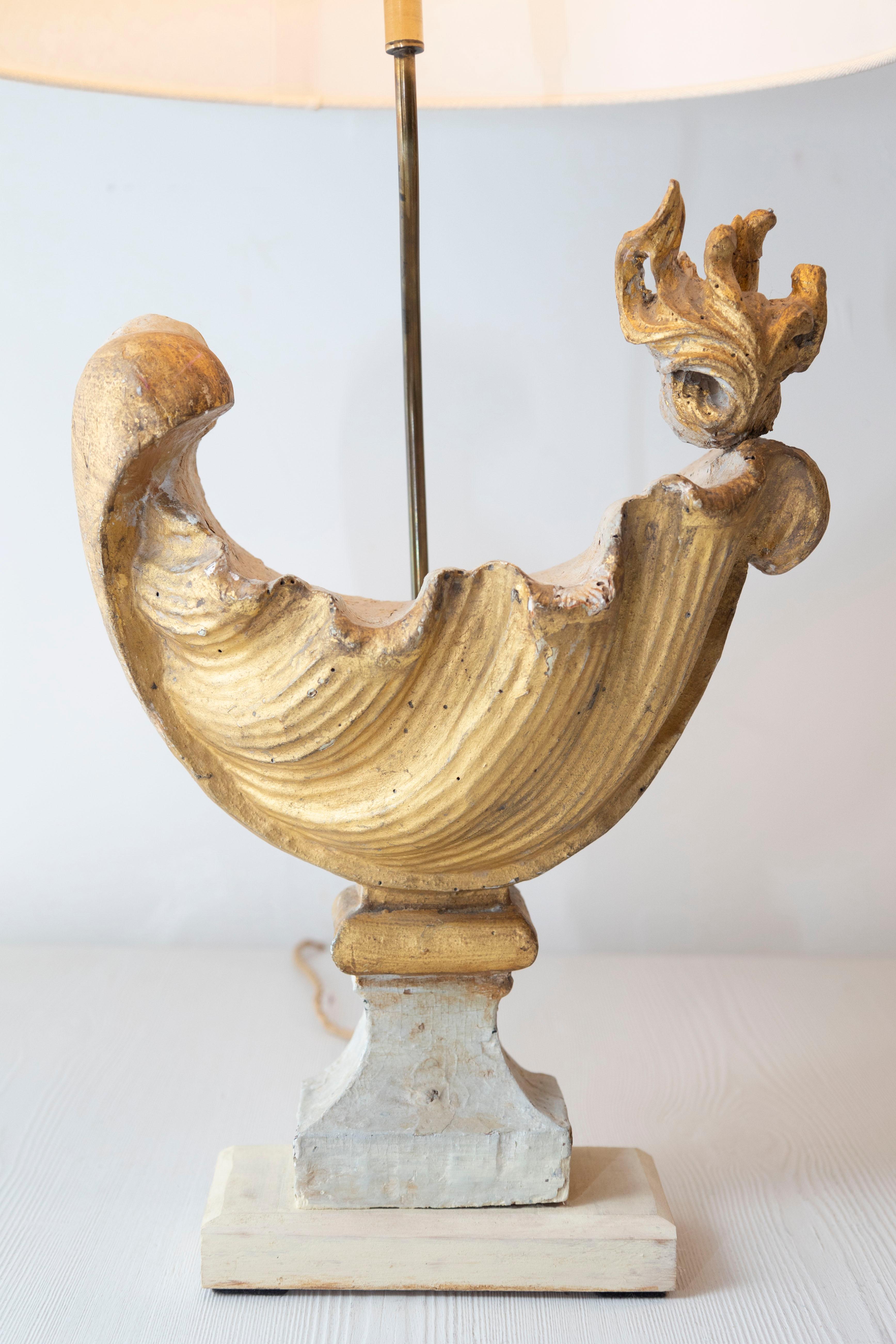 18th Century and Earlier Pair of 18th-Century French Carved Wood Rooster-Form Table Lamps For Sale
