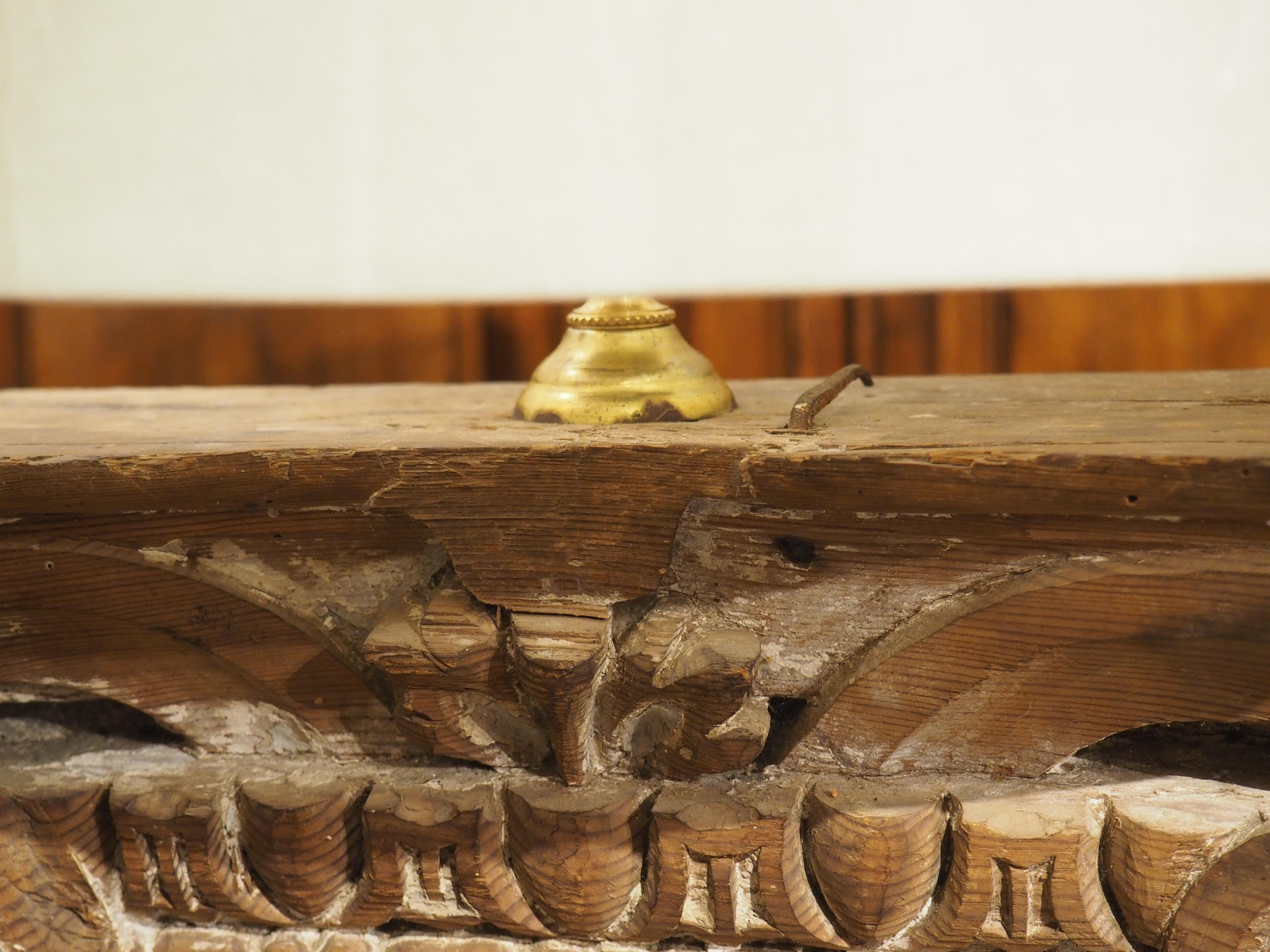 Paire de chapiteaux en bois sculpté français du 18ème siècle montés comme lampes en vente 2