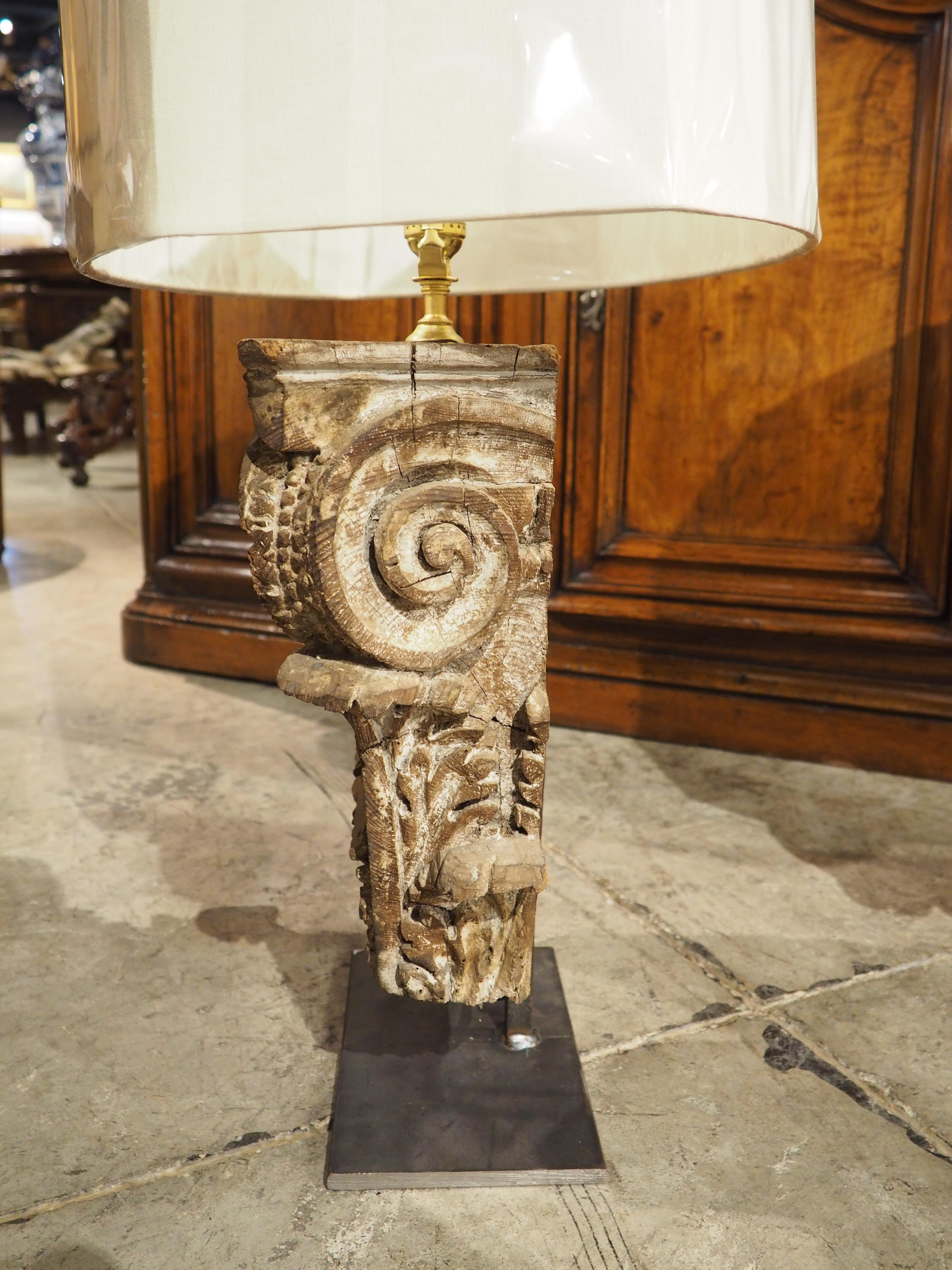 Paire de chapiteaux en bois sculpté français du 18ème siècle montés comme lampes en vente 6