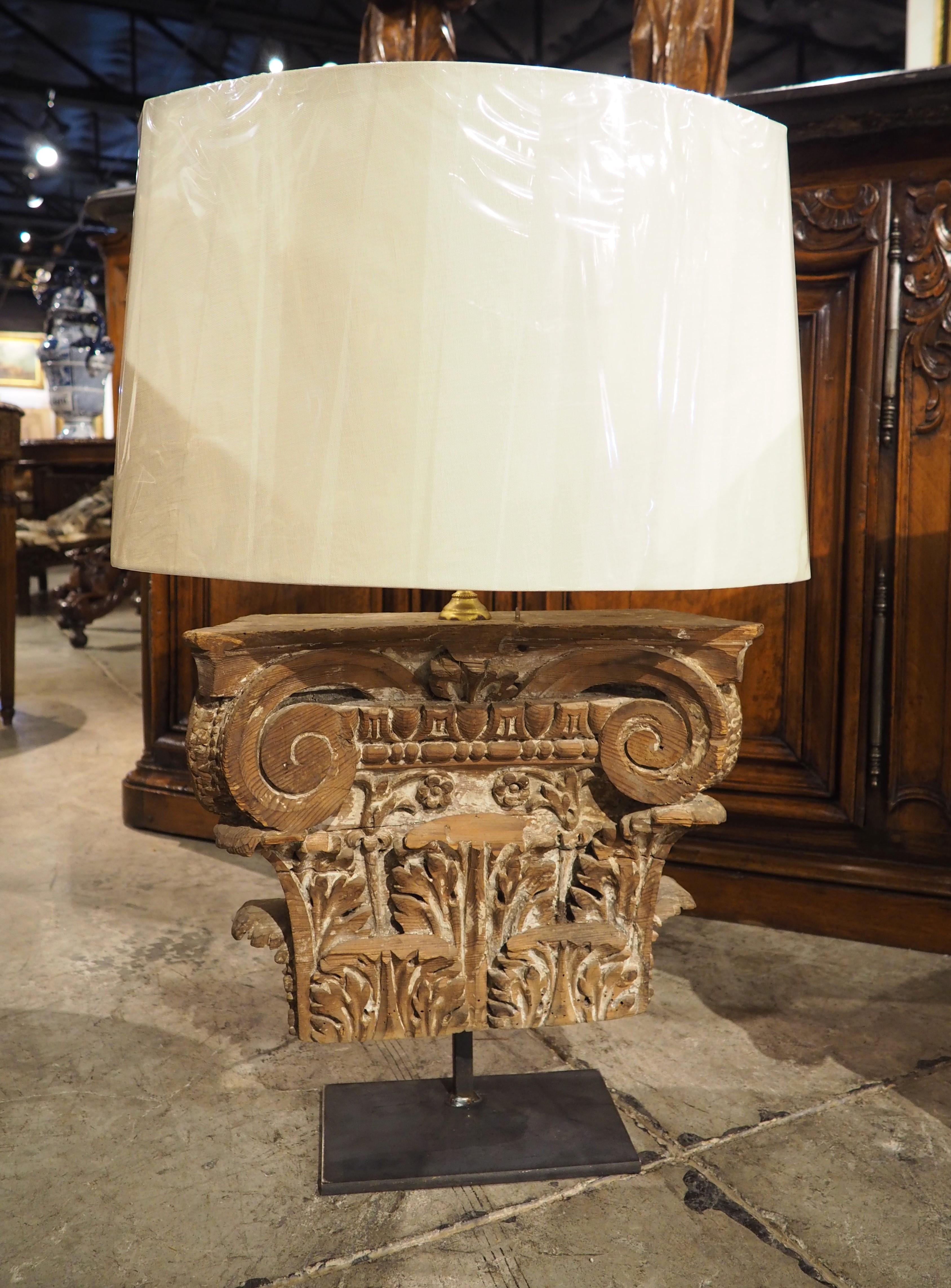 Paire de chapiteaux en bois sculpté français du 18ème siècle montés comme lampes en vente 7