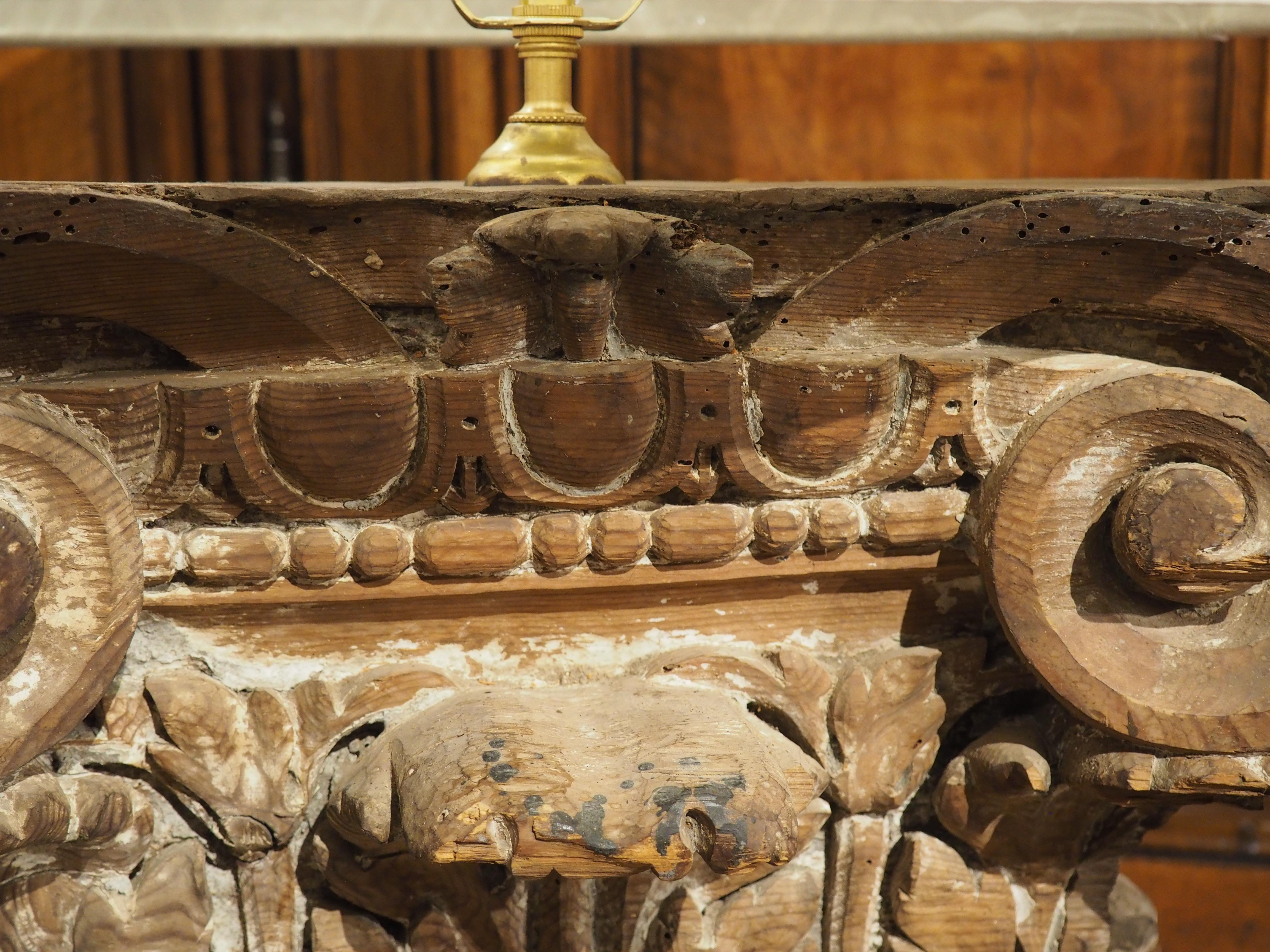 Paire de chapiteaux en bois sculpté français du 18ème siècle montés comme lampes en vente 9