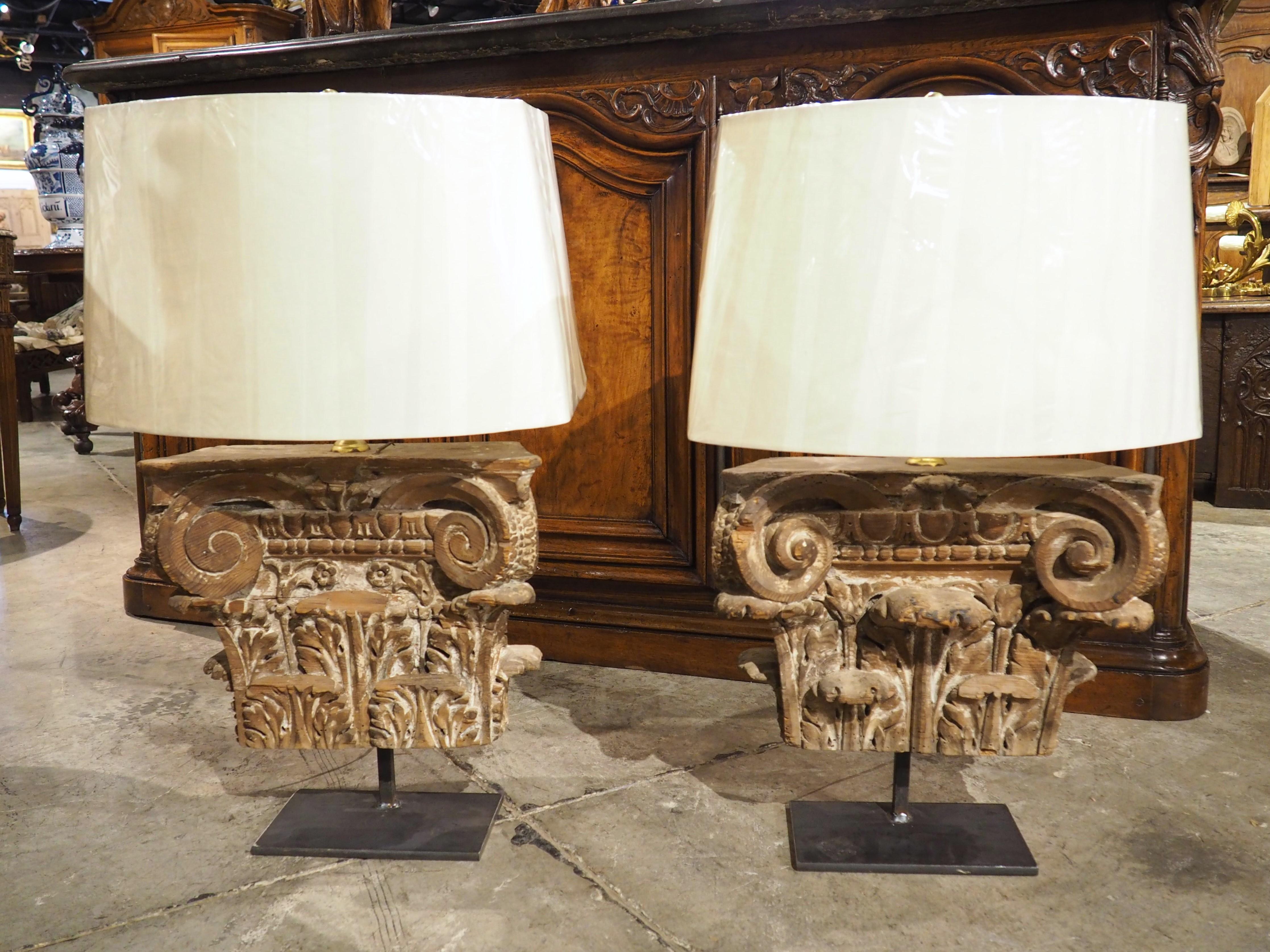 Paar französische geschnitzte Holz Kapitelle aus dem 18. Jahrhundert, als Lampen montiert (Handgeschnitzt) im Angebot