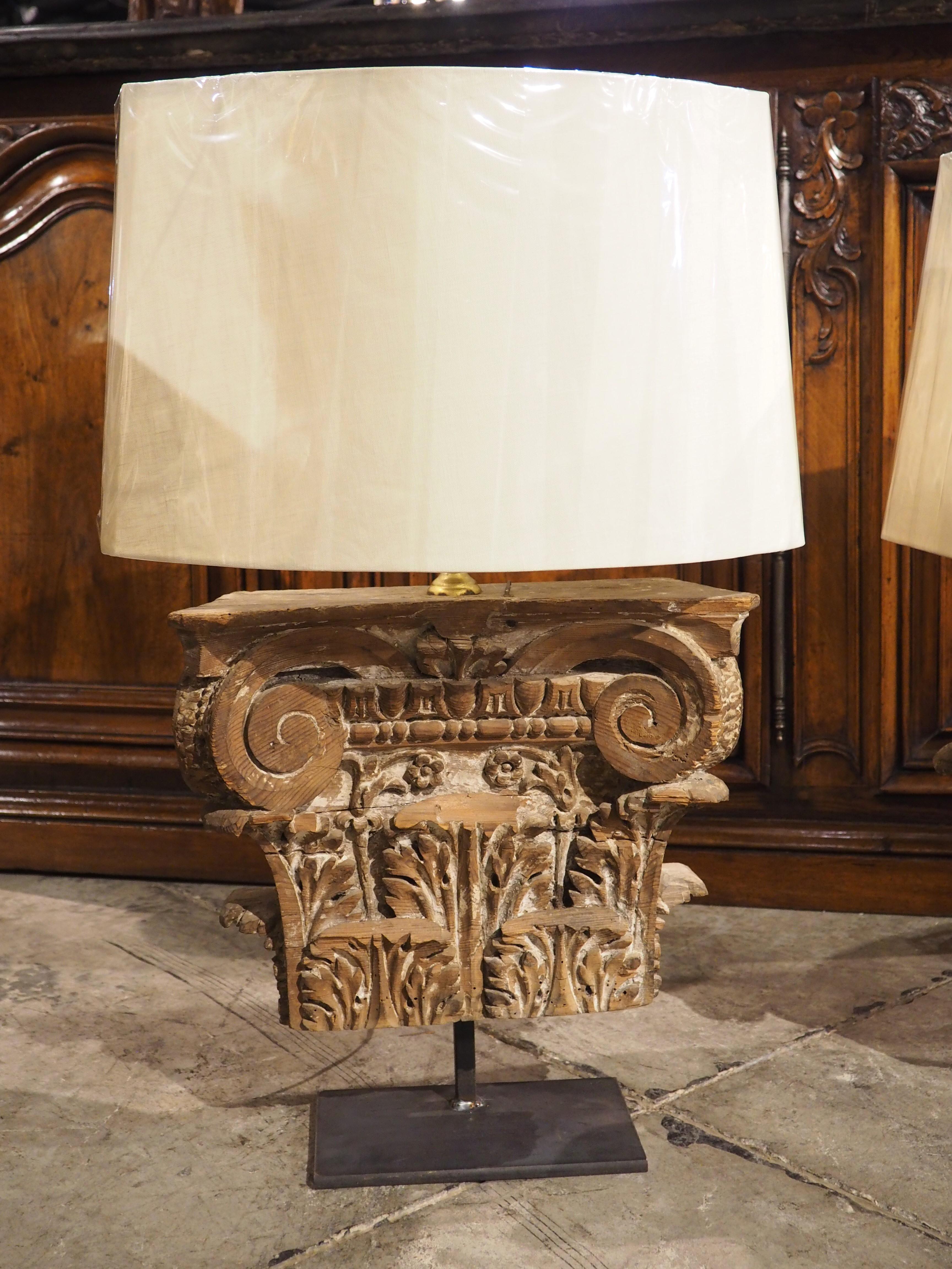 Paire de chapiteaux en bois sculpté français du 18ème siècle montés comme lampes Bon état - En vente à Dallas, TX