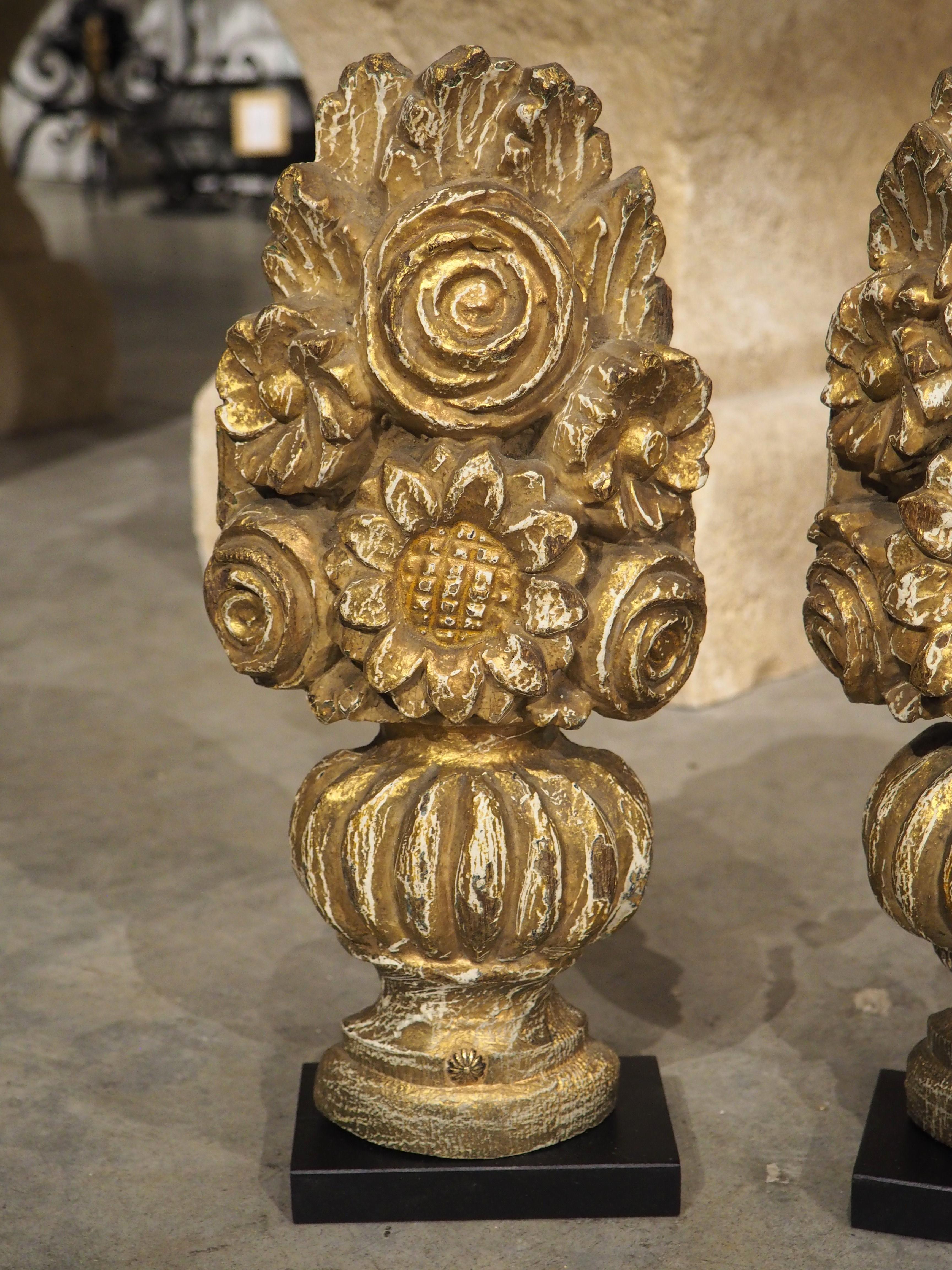Paar französische geschnitzte Blumenbouquets aus Holz aus dem 18. Jahrhundert (Französisch) im Angebot