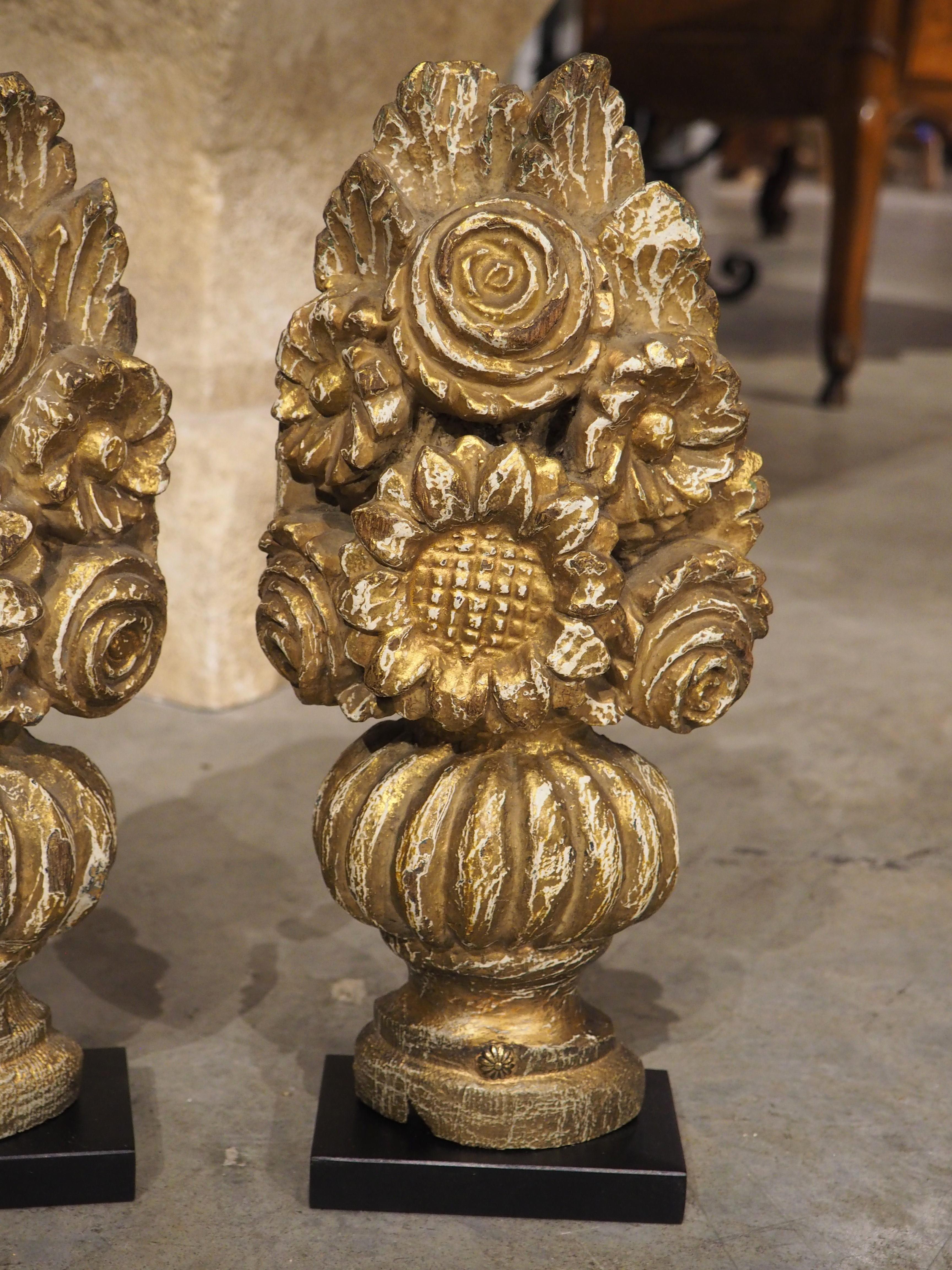 Pair of 18th Century French Carved Wooden Flower Bouquets In Good Condition For Sale In Dallas, TX