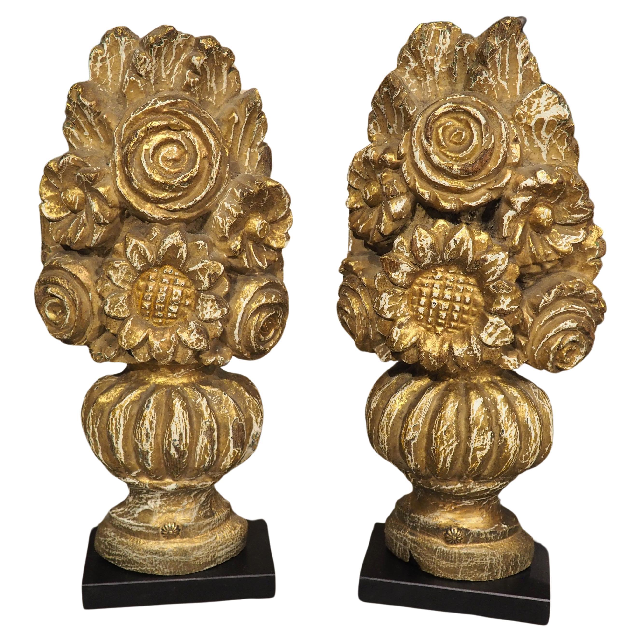Paar französische geschnitzte Blumenbouquets aus Holz aus dem 18. Jahrhundert im Angebot