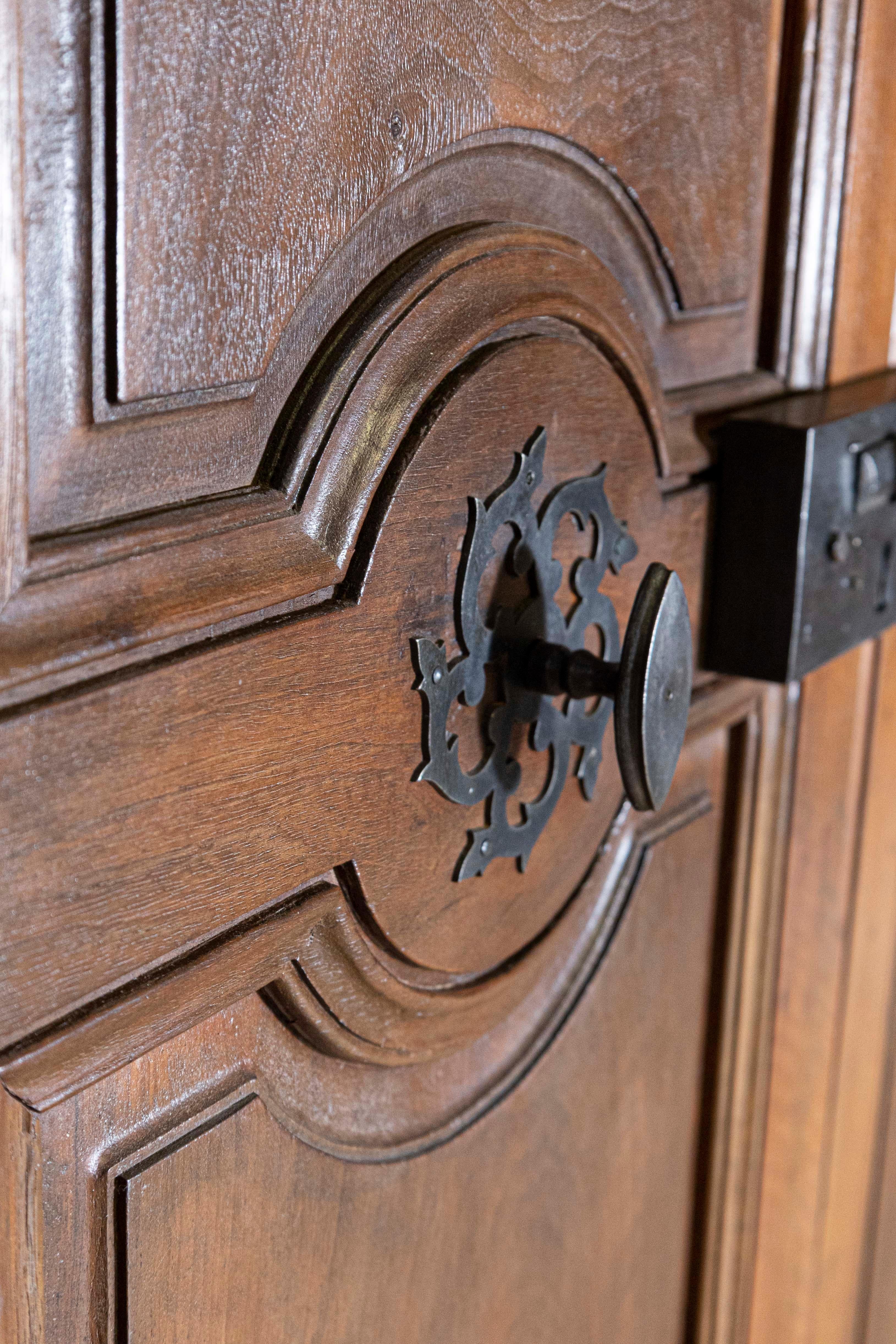 Intagliato a mano Coppia di porte di comunicazione francesi del XVIII secolo CIRCA 1790 in vendita