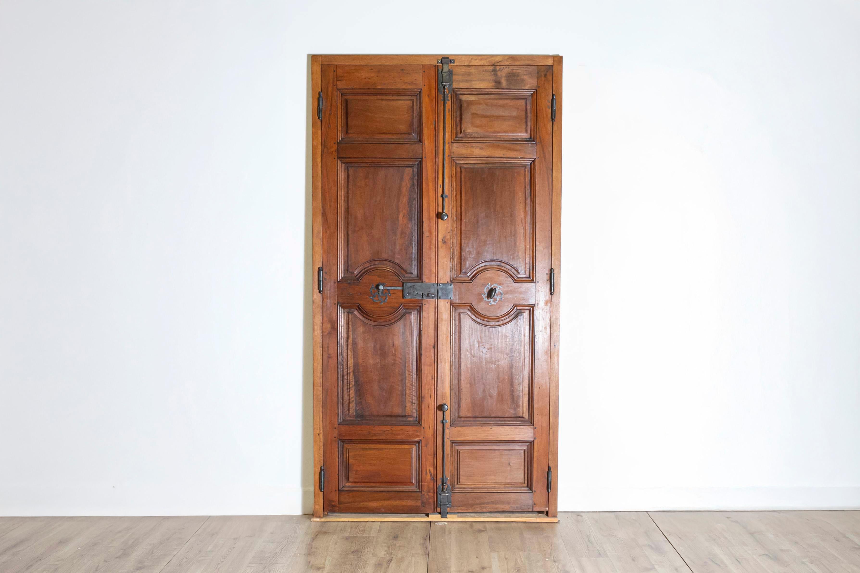 Questa coppia di porte di comunicazione francesi del XVIII secolo mostra un'elegante maestria e un ricco fascino storico. Le porte presentano un design tradizionale a pannelli, con le sezioni superiore e inferiore incorniciate da profondi pannelli