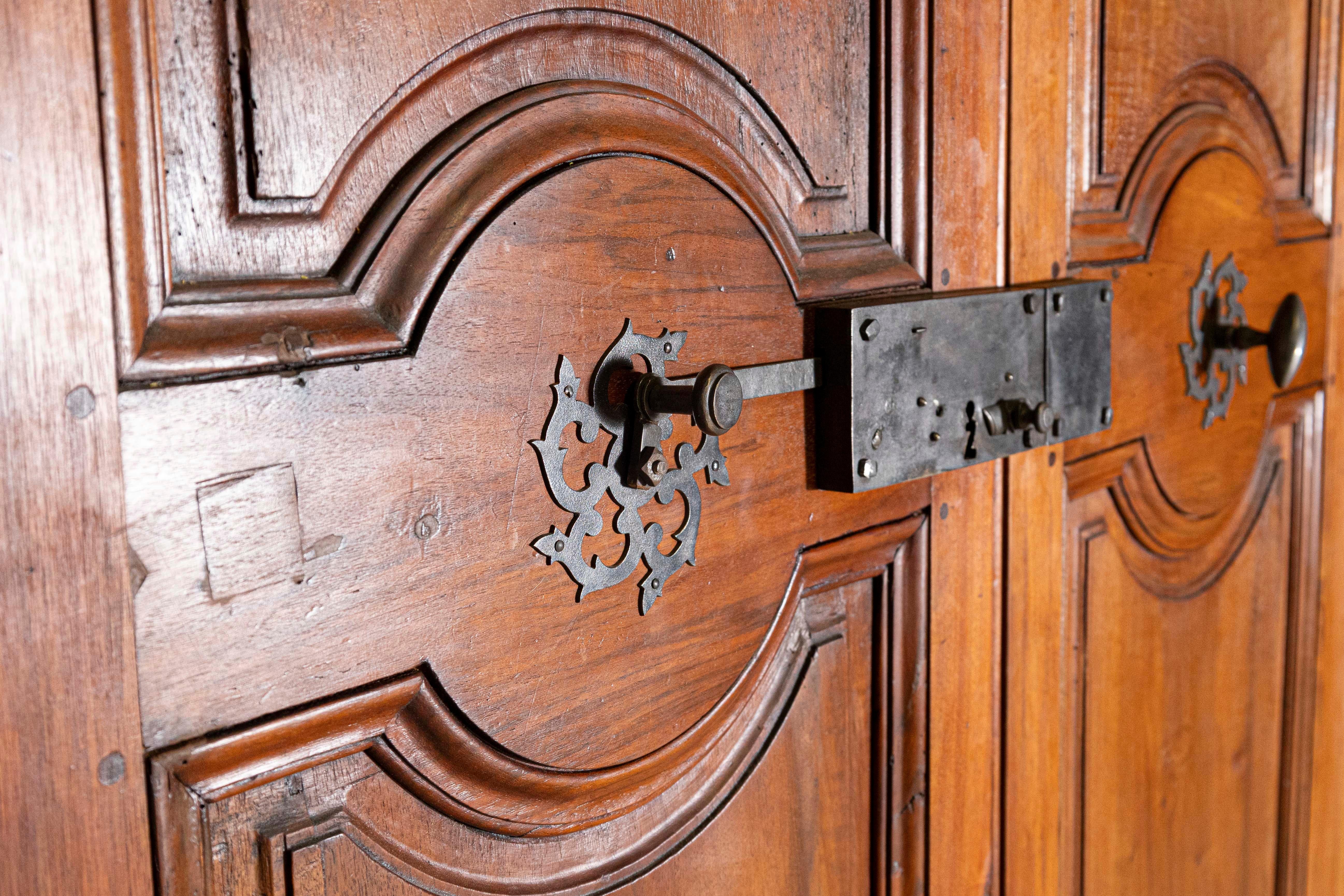 Francese Coppia di porte di comunicazione francesi del XVIII secolo in vendita