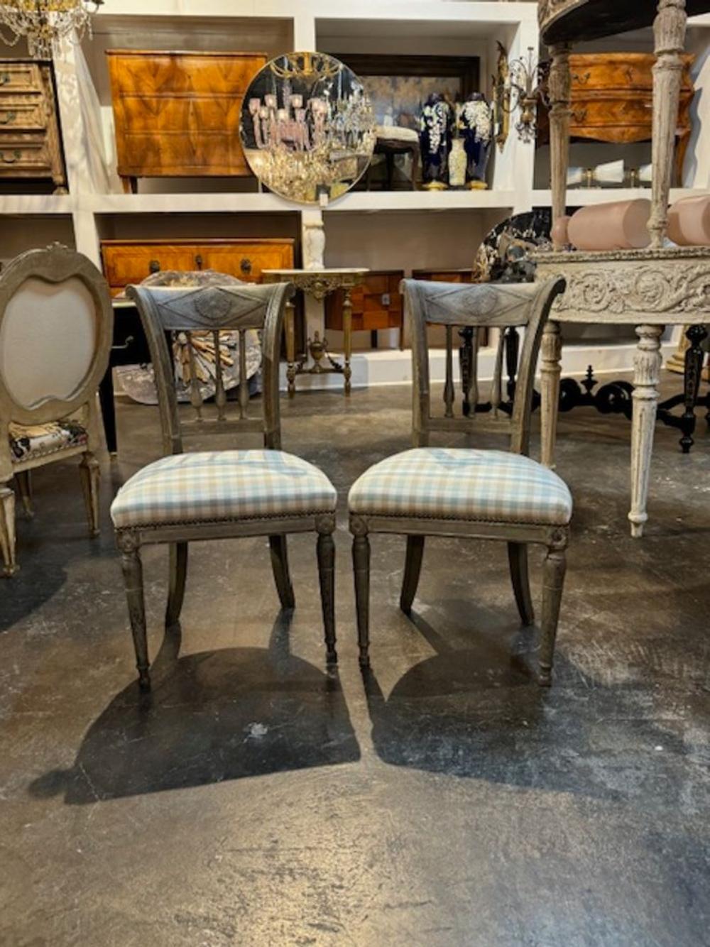 Chaises d'appoint Directoire de la fin du XVIIIe siècle, sculptées et peintes. Il présente une belle patine et est revêtu d'un tissu écossais pastel. Joli ! Circa 1795
19w x 15d x 34.5h