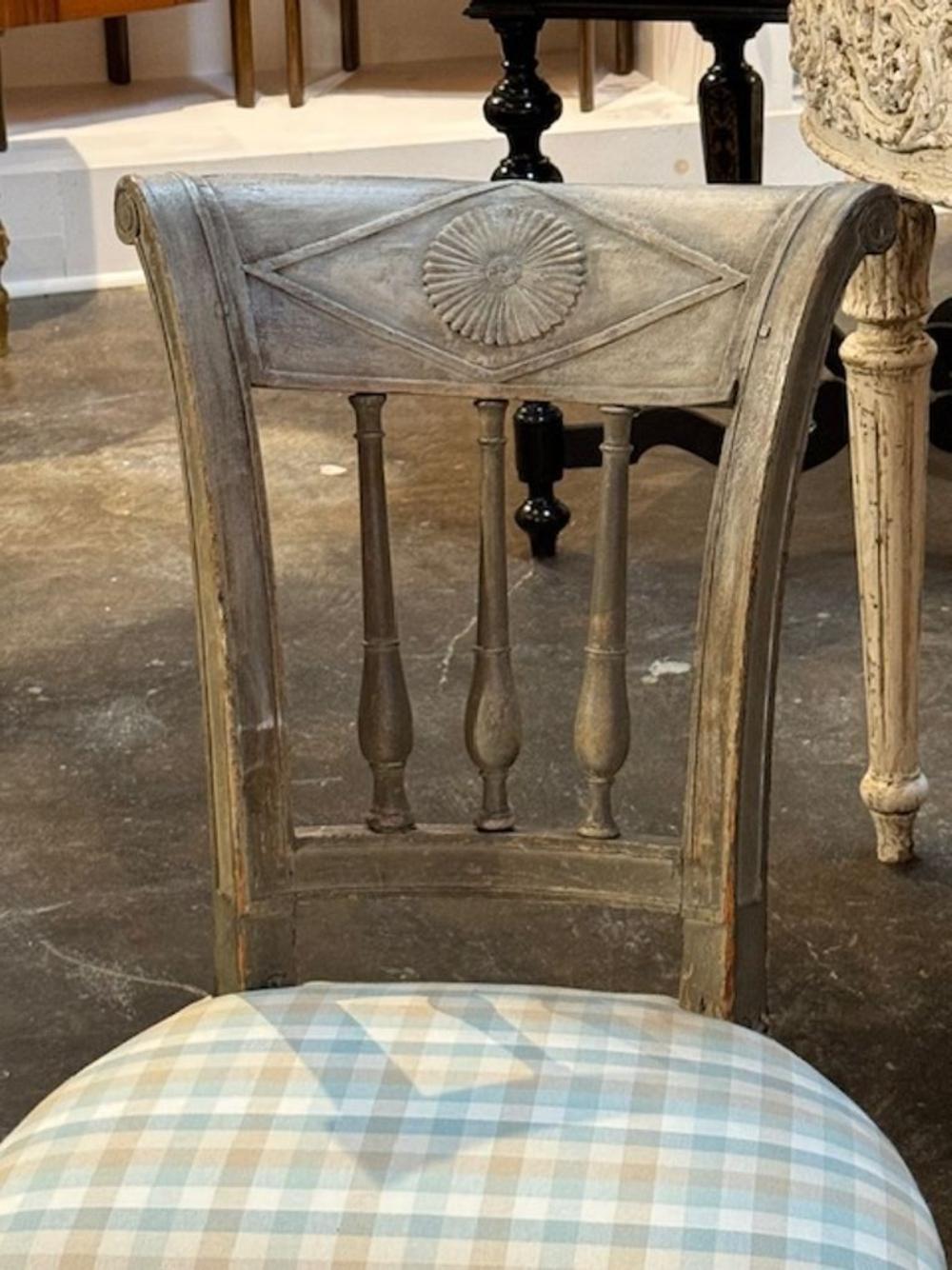 Sculpté Paire de chaises d'appoint Directoire françaises du 18ème siècle en vente
