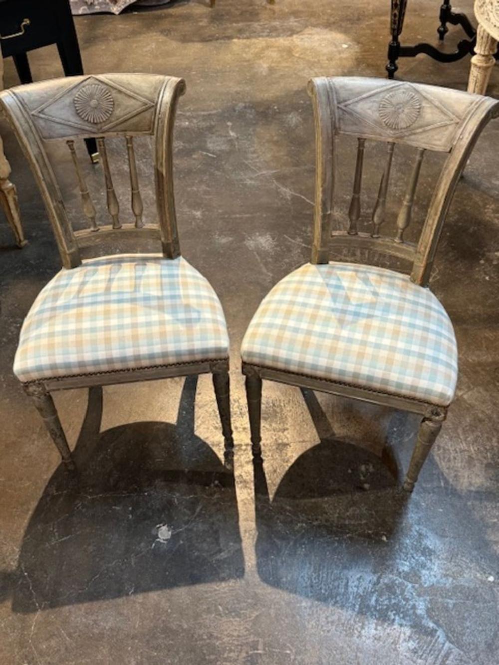 Paire de chaises d'appoint Directoire françaises du 18ème siècle Bon état - En vente à Dallas, TX