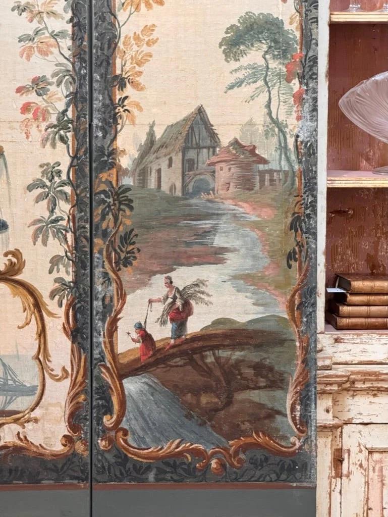 Coppia di paraventi francesi del XVIII secolo a quattro pannelli con dipinti finemente dettagliati di varie scene francesi sul davanti e decorazioni floreali sul retro. Il prezzo si riferisce alla coppia.

Altezza	 83 1/2