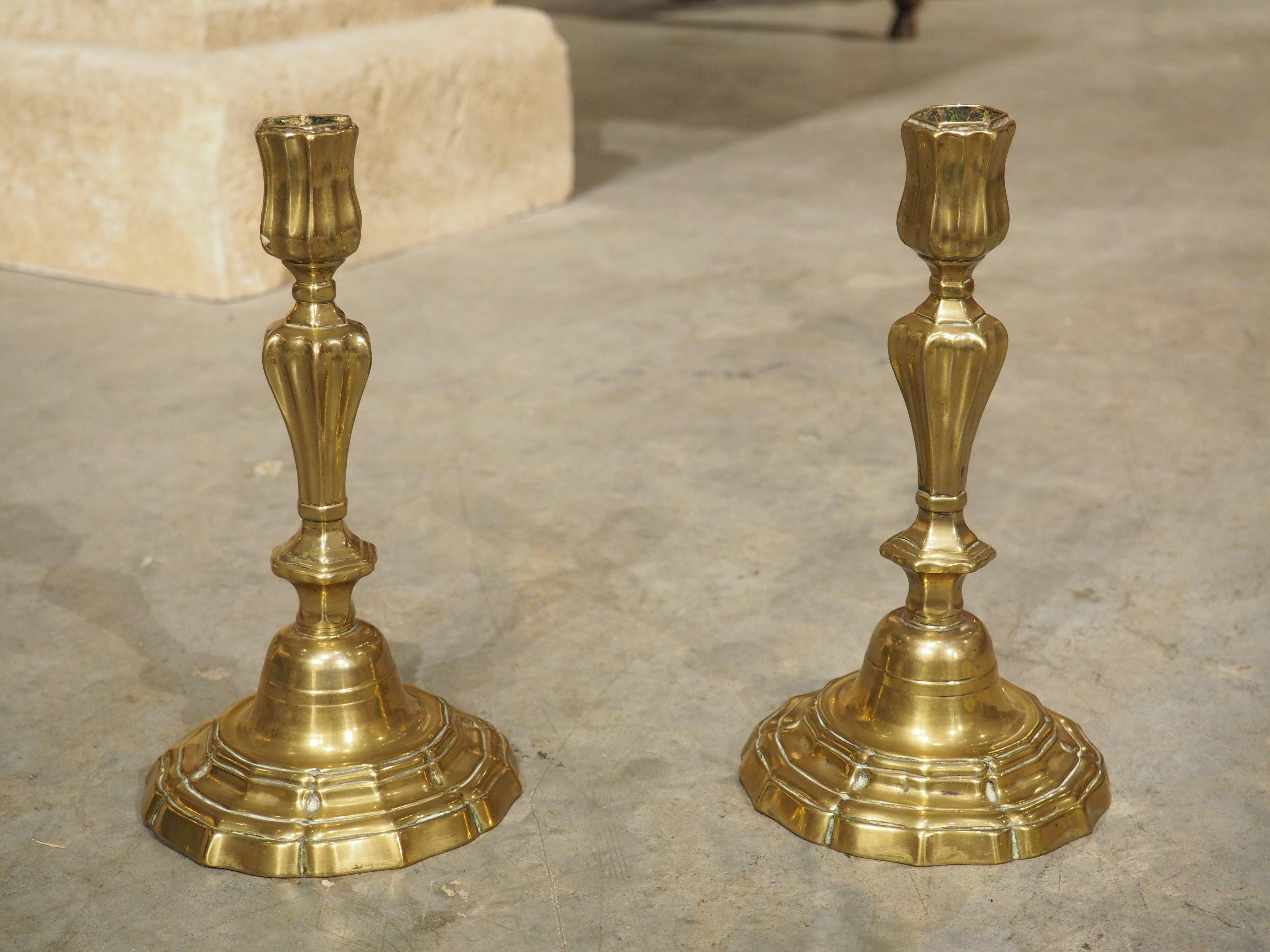 Paire de chandeliers en bronze doré français du 18e siècle en vente 2