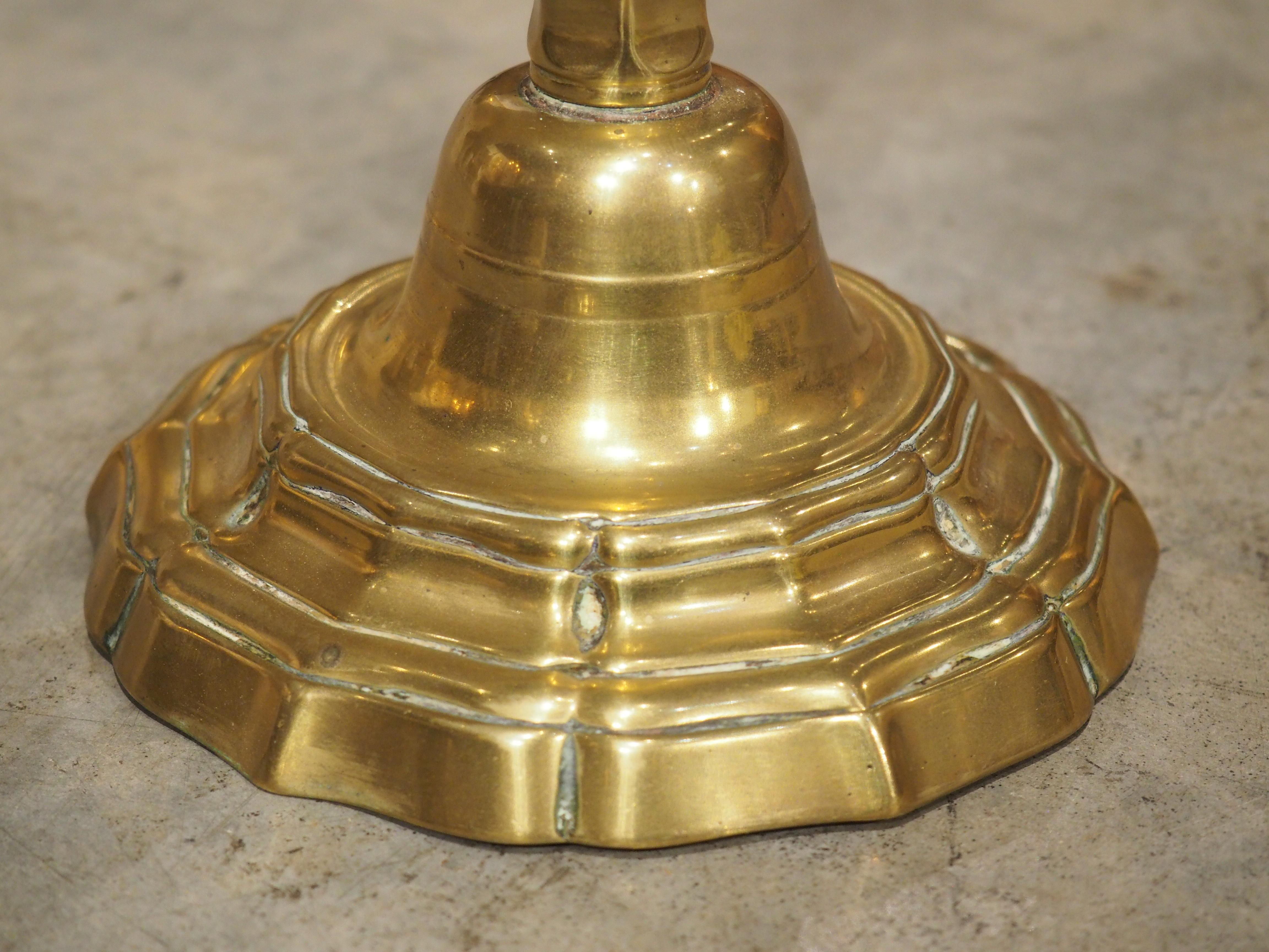 Français Paire de chandeliers en bronze doré français du 18e siècle en vente