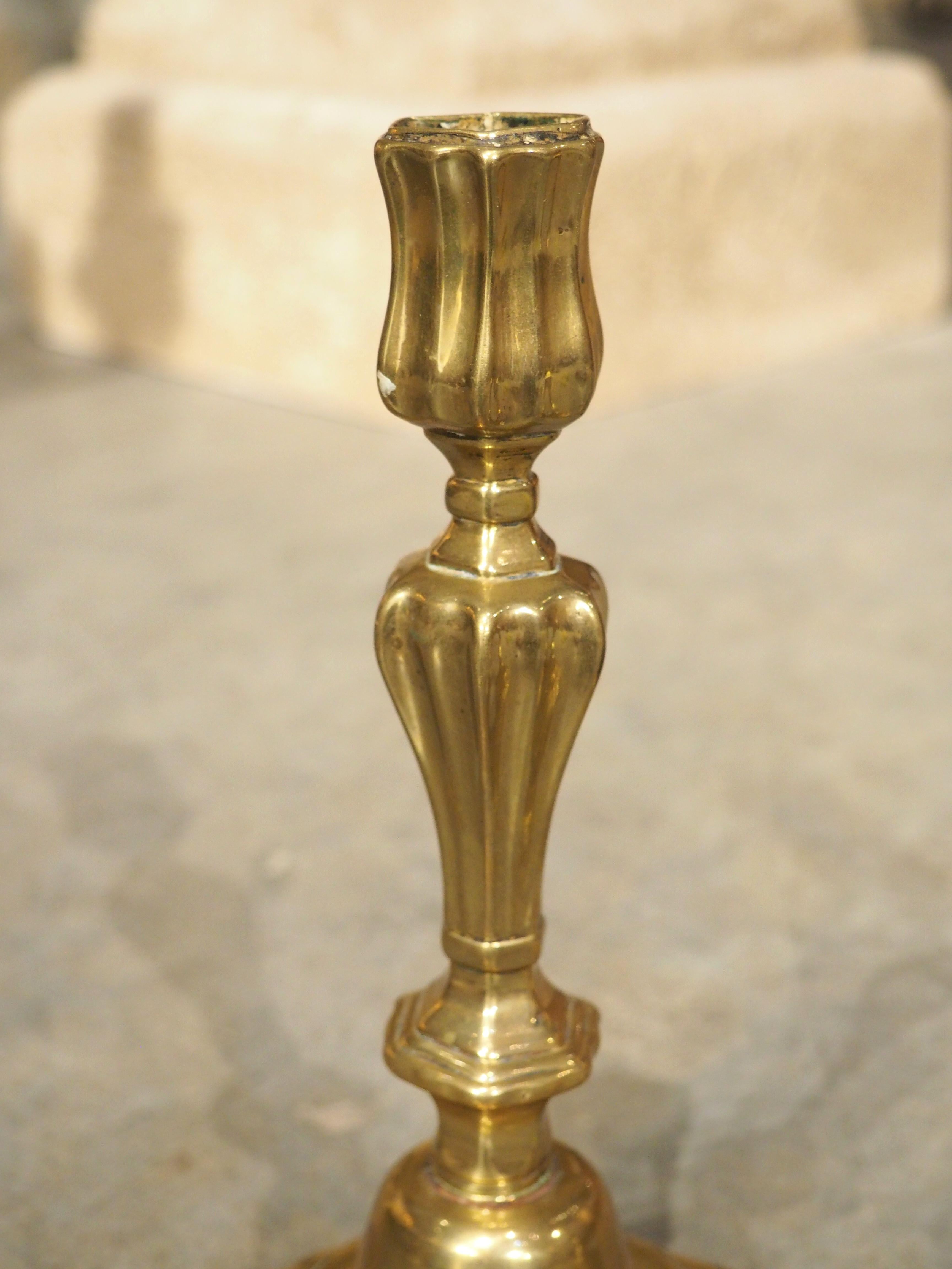 Bronze Paire de chandeliers en bronze doré français du 18e siècle en vente