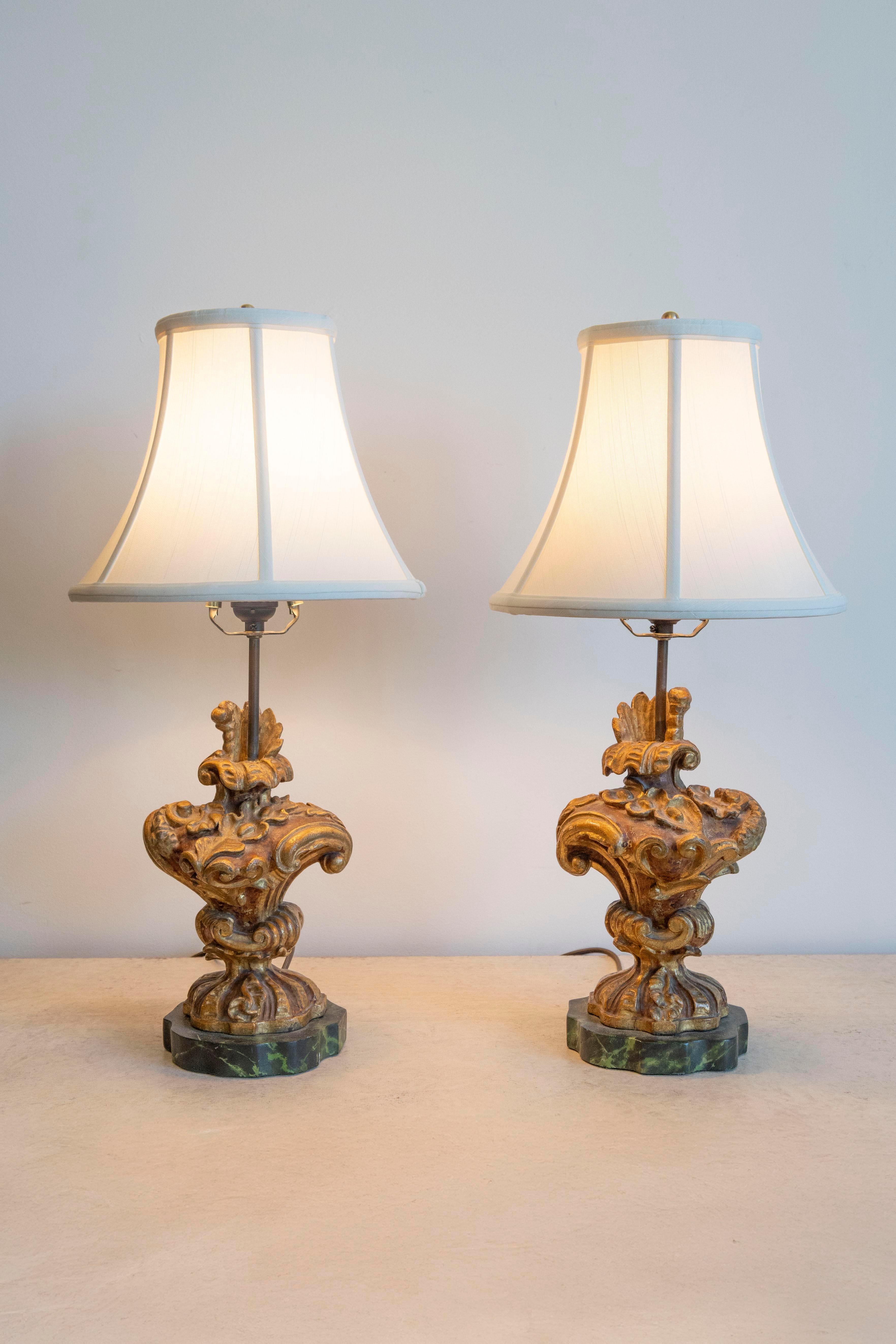 Français Paire de lampes de table en bois doré du XVIIIe siècle en vente