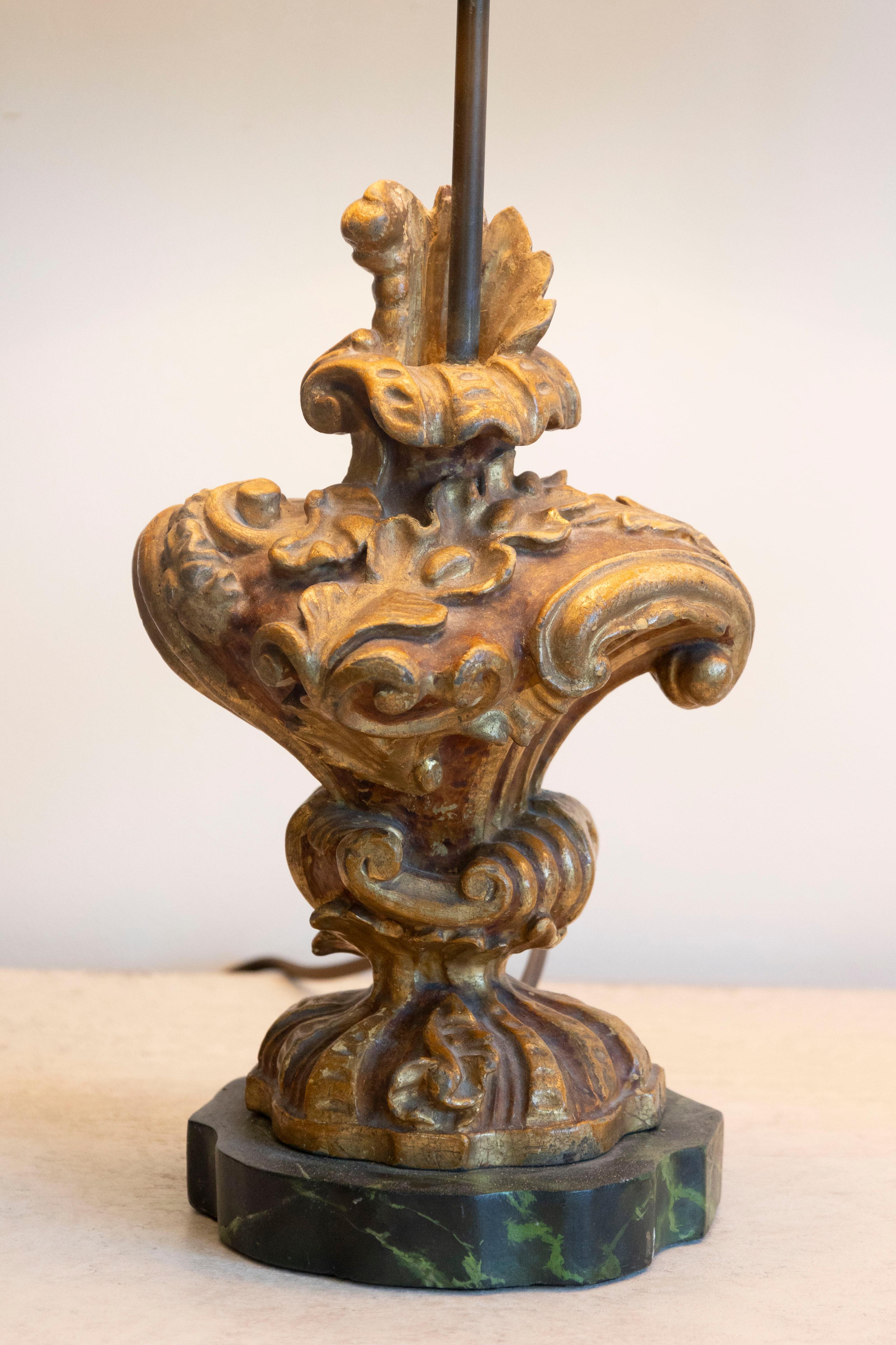 Sculpté à la main Paire de lampes de table en bois doré du XVIIIe siècle en vente