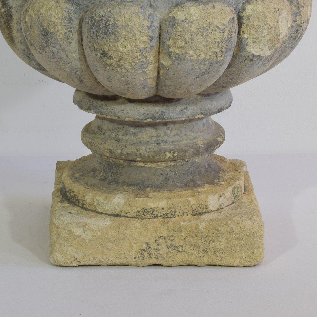 Paire de vases/pots à plantes en pierre sculptés à la main du 18ème siècle en France 10