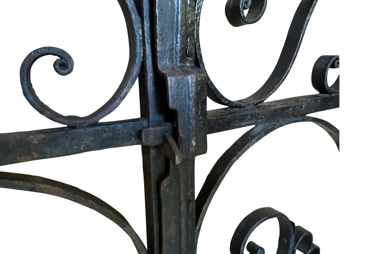 Un hermoso par de puertas de hierro de la región francesa de Provenza. Maravillosamente elaborado con hierro forjado a mano. Una pátina estupenda. 