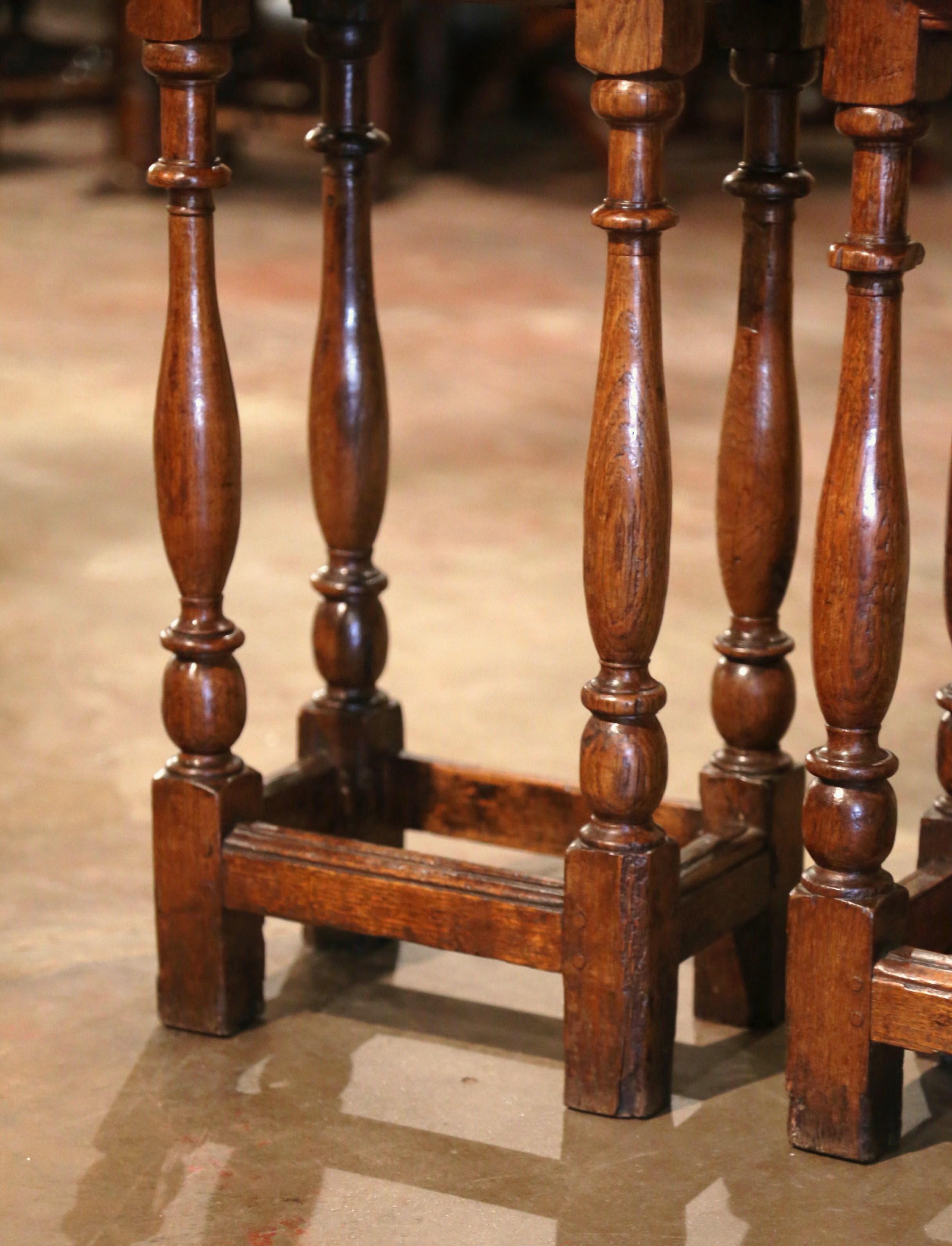 Chêne Paire de tables d'appoint à quatre pieds en chêne sculpté de style Louis XIII du 18ème siècle français en vente