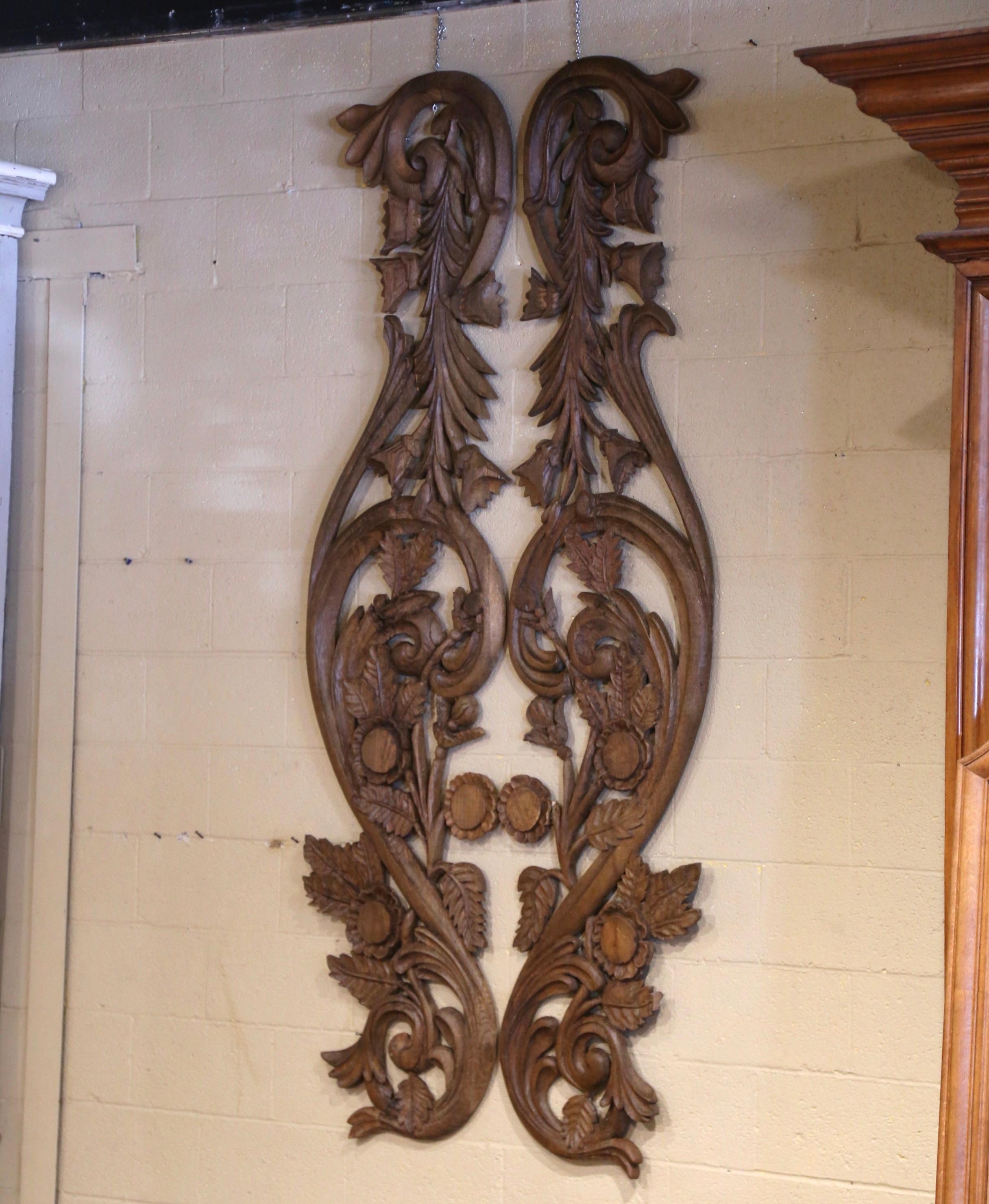 Decora una pared con este importante par de tallas murales. Fabricados a mano en Francia hacia 1780, y con casi 2,5 metros de altura, los grandes elementos arquitectónicos representan dos paneles de madera intrincadamente tallados con un diseño