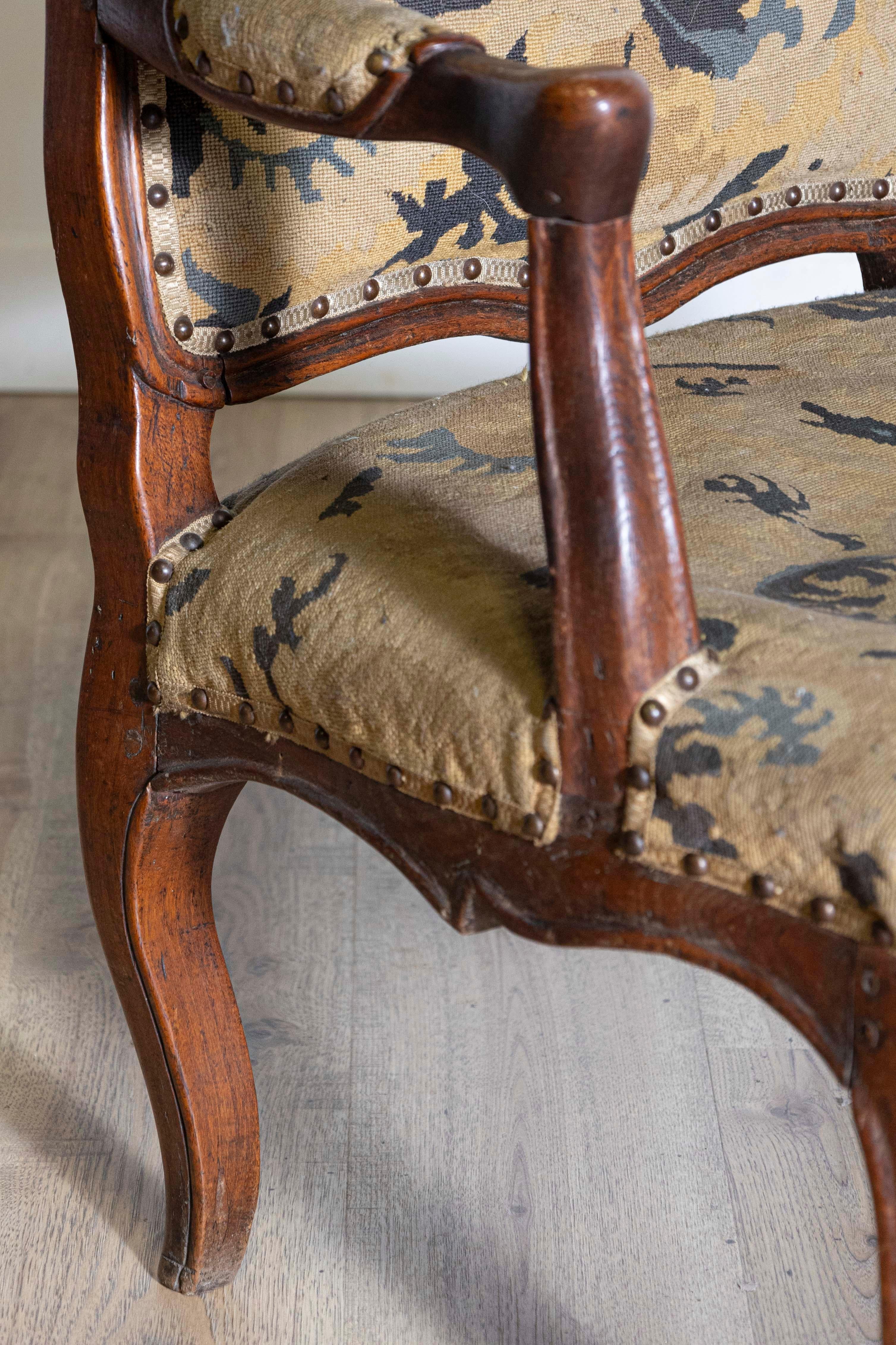 Paire de chaises à accoudoirs Louis XV françaises du 18e siècle en vente 4