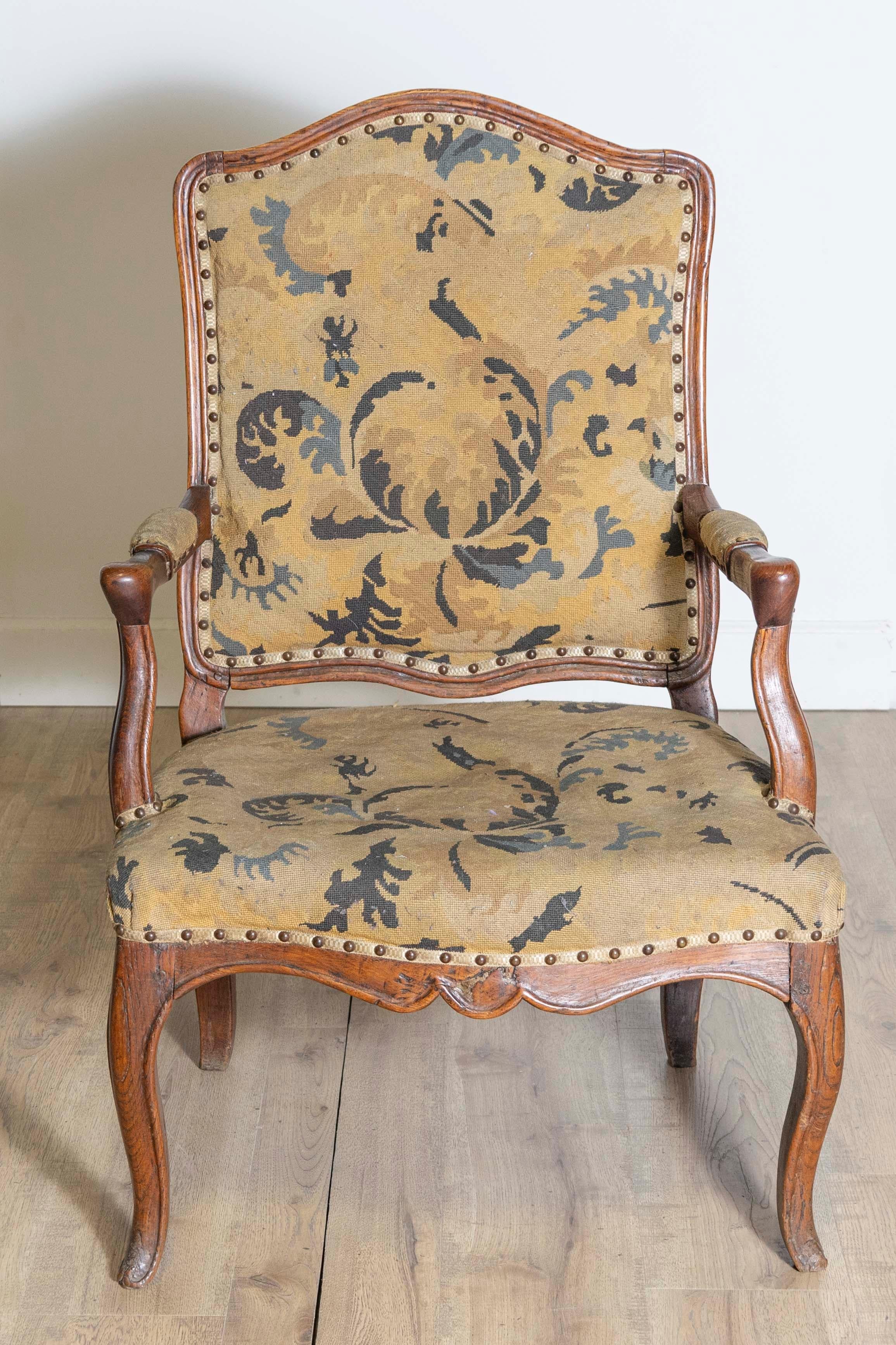 Français Paire de chaises à accoudoirs Louis XV françaises du 18e siècle en vente