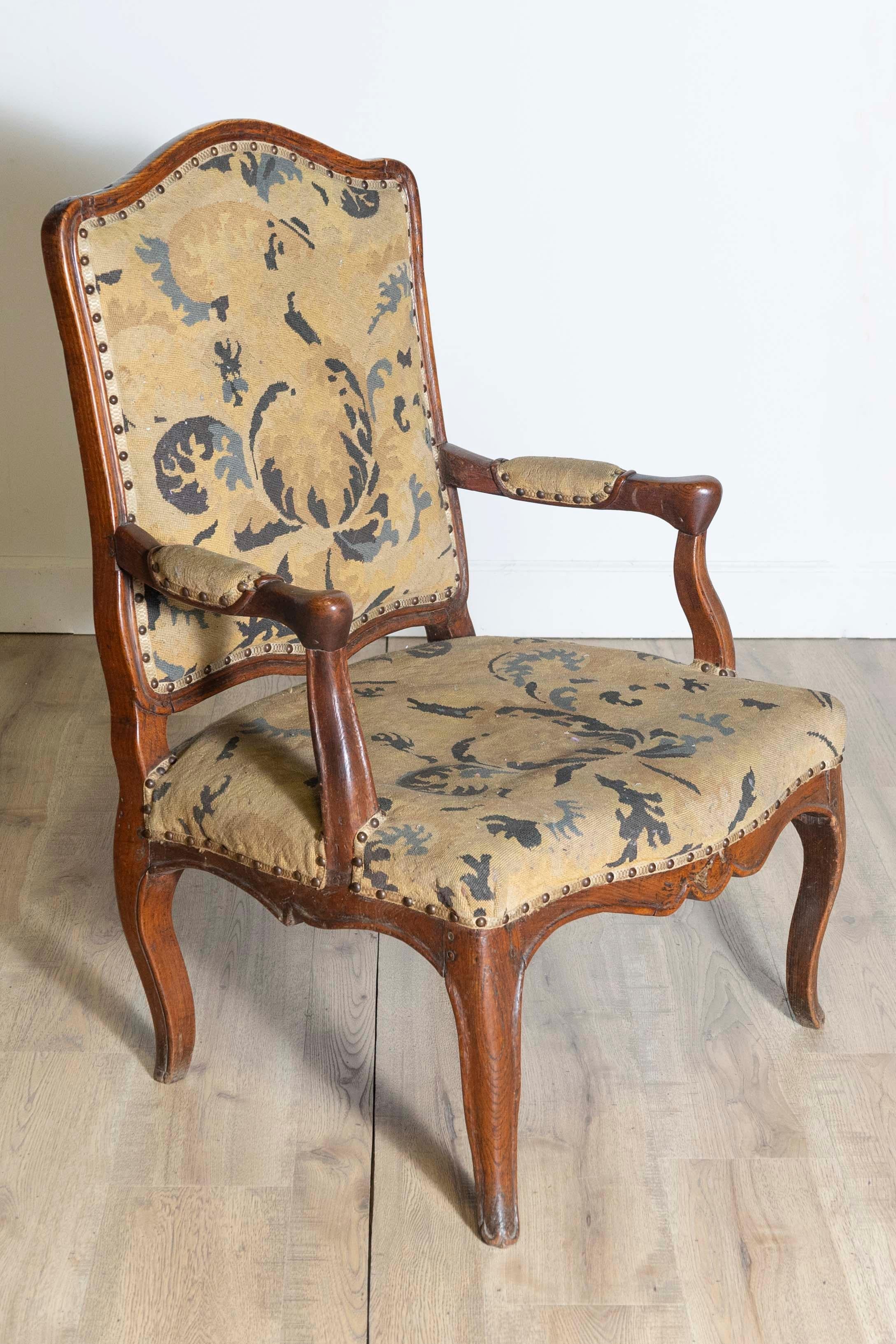 Paire de chaises à accoudoirs Louis XV françaises du 18e siècle Bon état - En vente à Atlanta, GA